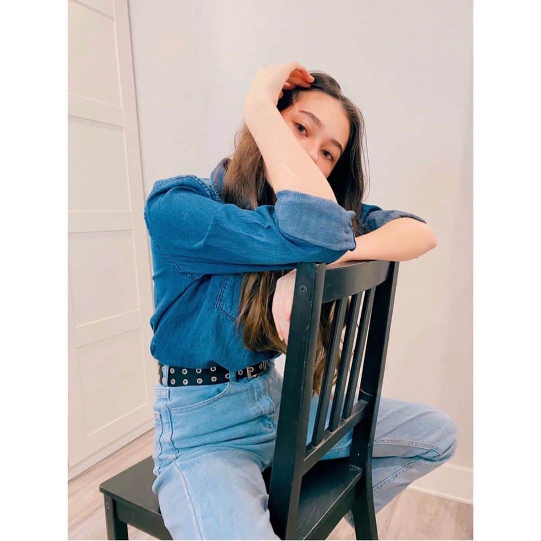 Eidaさんのインスタグラム写真 - (EidaInstagram)「上下デニムの続き👖﻿ ﻿ 少しずつポーズと色が違う3枚📸﻿どれがいいかな？🤔 ﻿ ﻿ ﻿ ﻿ ﻿ ﻿ ﻿ #チーク #デニムコーデ　#ロングヘア #ロング巻き #リーバイス #中学2年生 #staysafe #teensfashion #denimfashion #levis﻿jeans #로스앤젤레스  #14살 #데일리패션 #셀카놀이﻿」11月20日 14時32分 - lespros_eida