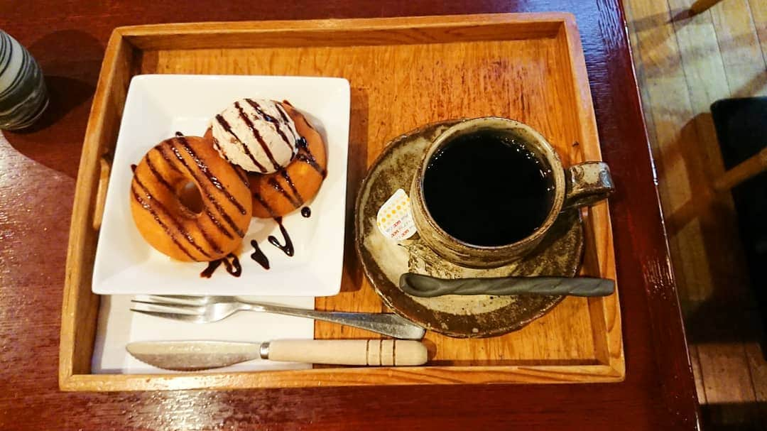 桜花さんのインスタグラム写真 - (桜花Instagram)「ドーナツマウンテン🗻🌷  標高、、、五センチ＼(^^)／  それはそれはふんわり、香ばしく、 焼いた中にふんわり甘さが飛んでくる 魅惑のドーナツでした🌷！  屋久島の帰りに鹿児島で時間があり、お茶タイムを🍀  天文館にあった、 薩摩蒸気屋の二階が 素敵な雰囲気のカフェでした🌷  ステテコさん、ふるやちゃんも それぞれ好きなお菓子をチョイス🍀  #薩摩蒸気屋  #蒸気屋 #天文館  #鹿児島  #ドーナツ #ドーナツマウンテン #カフェ巡り  #カフェスタグラム  #カフェ  #焼きどうなつ」11月20日 14時42分 - mountainohka