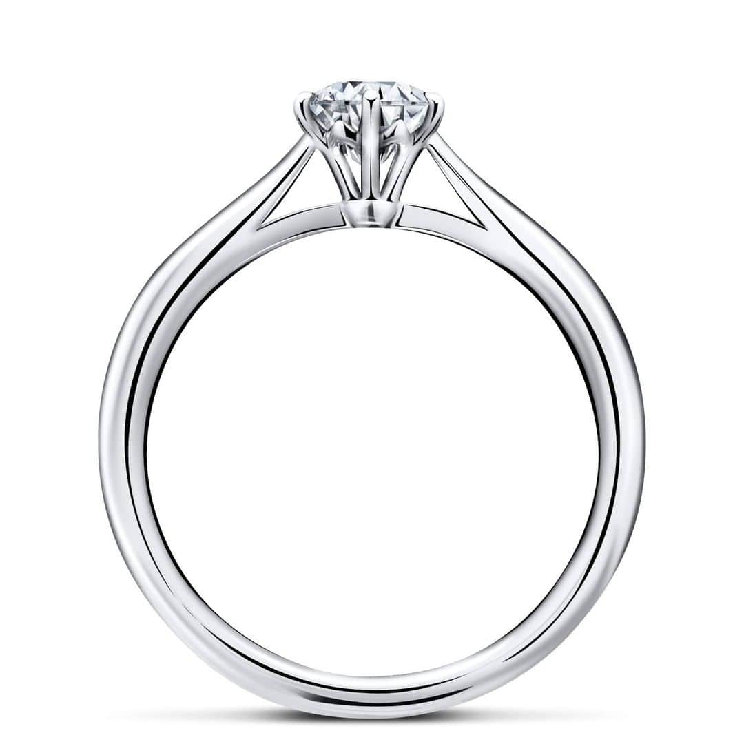ラザール ダイヤモンド ブティック公式 | 婚約・結婚指輪さんのインスタグラム写真 - (ラザール ダイヤモンド ブティック公式 | 婚約・結婚指輪Instagram)「清く、正しく、美しい。そんなオーラをまとう純度の高い女性は、これまでも、そしてこれからも見逃せない存在ゆえに、時代のミューズとして君臨し続ける。  ニューヨークの象徴でもある白バラにちなんで名付けられたエンゲージリングの「レヴァランス」は、手元を華奢に演出するアームと清楚な輝きをたたえるダイヤモンドが珠玉のバランス。プラチナ、内側にゴールドをペアリングさせた細身のマリッジリング「バーベナ」。この２つのレイヤリングは、まさにそんな存在。永遠の美しさ、愛される力が宿る、不思議なパワーを秘めている。  プロフィールのリンクからHPをご覧いただけます。﻿ → @lazarediamond_boutique  #結婚指輪 #婚約指輪 #マリッジリング #ブライダルジュエリー #エタニティリング #エンゲージリング #marriagering #bridaljewelry #engagementring #結婚指輪選び #婚約指輪選び #結婚指輪探し #婚約指輪探し #lazarediamond #ラザールダイヤモンド #reverence #レヴァランス #verbena #バーベナ」11月20日 14時43分 - lazarediamond_boutique