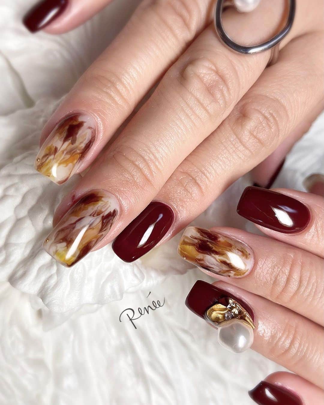 ネイルサロンレネのインスタグラム：「.﻿ design▶︎▶︎ @renee_mai.213  ﻿ ボルドー💄❤️﻿ ﻿ 茶色っぽい深い色味の﻿ このオシャレなボルドーのカラーは﻿ ﻿ @omdgel.sevenbeauty  013番✨﻿ ﻿ 一度塗りでこの発色❣️﻿ ﻿ ﻿ 私のネイルを色違いで﻿ オーダーしてくださりました❤︎﻿ このパールビジューも人気🤤﻿ ﻿ ﻿ ⇩🎉news🎉⇩﻿ ﻿ 2020年11月14日(土)﻿ nailsalon Renée 梅田本店﻿ BEAULAND Ashiya 芦屋店﻿ に続き3店舗目となる﻿ Renée les deux(レネレドゥ)﻿ 梅田2号店オープン！！！﻿ ﻿ ﻿ ﻿  nailsalon Renée﻿ ￣￣￣￣￣￣￣￣﻿ ﻿ ▫︎梅田店﻿ 【open-close】11:00〜21:00﻿ 【定休日】不定休﻿ 【add】大阪市北区堂山町15-23-908﻿ ﻿ ﻿ ▫︎芦屋店﻿ 【open-close】11:00〜21:00﻿ 【定休日】不定休﻿ 【add】芦屋市業平町6-11 Ashiya grotto 302﻿ ﻿ ﻿ ﻿ ﻿ ▶︎▶︎▶︎初回クーポンご利用頂けます﻿ ￣￣￣￣￣￣￣￣￣￣￣￣￣￣￣￣﻿ ご予約はプロフィールTOPのリンク内﻿ URLをご利用下さい。﻿ ﻿ ﻿ ﻿ メニューに迷った方やご相談は…﻿ ﻿ 　　🤍Renée公式LINE🤍﻿ ─────────────﻿  【@bos7903t】←※@から入力🔍﻿ ﻿ ﻿ ﻿ #nail#nails#gelnails#nailart#ネイル#ジェルネイル#美甲#네일#젤네일#nailsalonrenee#ネイルサロンレネ﻿ #大阪ネイルサロン#梅田ネイルサロン#芦屋ネイルサロン#ビジューネイル#おしゃれネイル#お洒落ネイル#シンプルネイル#きれいめネイル#大人ネイル#上品ネイル#ナチュラルネイル#秋ネイルデザイン#ニュアンスネイルデザイン#冬ネイルデザイン#ボルドーネイル﻿」