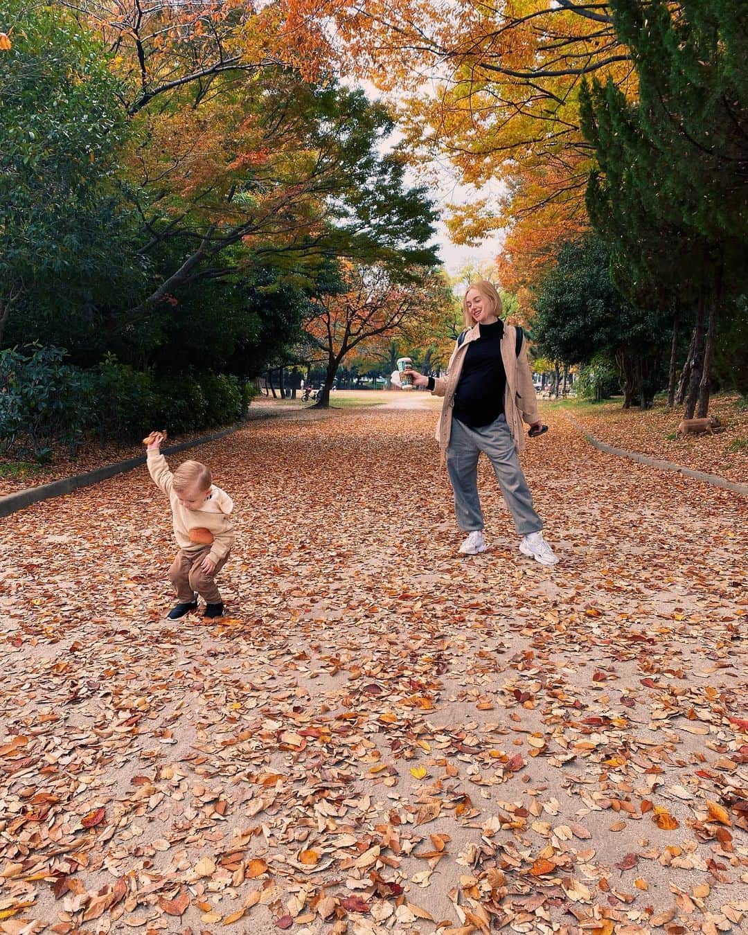 リアノン・ランゲラック（ミッチェル・ランゲラックの妻）のインスタグラム：「🍂🧡🍁🤎」