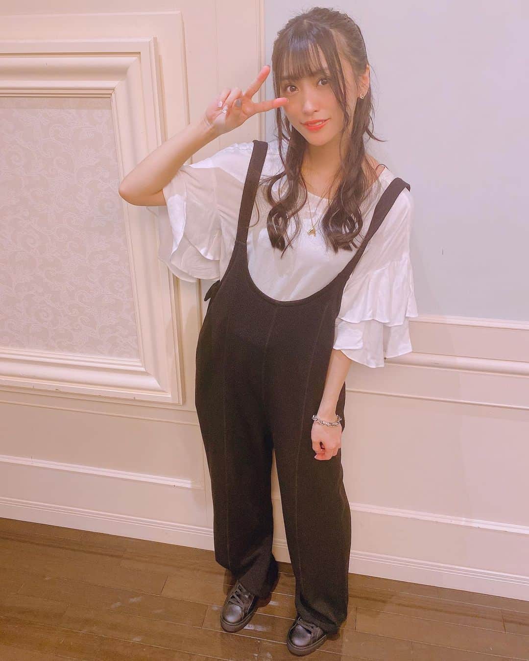 根岸愛のインスタグラム：「👗✨👗 WCJ(@wcjapan )のお洋服早速着ちゃいました🥰 リブニットサロペット👗💕 中のトップス変えればどの季節でも使えちゃいそう🥳✨ とっても楽ちんです！ #WCJ #wcjapan #fashion #私服 #ねぎ私服 #ねぎしふく #サロペット」