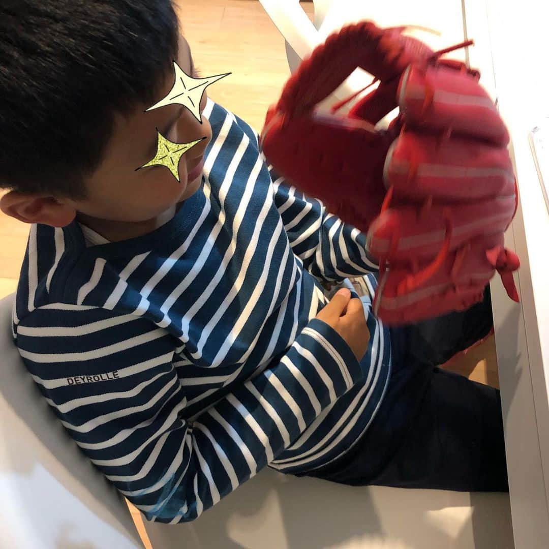 青木佐知のインスタグラム：「・ なんと‼️ Noriをサポートしてくださっている#wilson @mitsuhiko.nakamura  さんから、 Jr.用のグローブをいただきました😭😭 ・ 最近少年野球に入り、 野球熱上昇中のJr.にとって、 嬉しい嬉しいプレゼントです🎁 本当にありがとうございます😭 贅沢すぎて、私は 「贅沢だ！まだ早い。」 キャッチボールの時私が使う！ と思いましたが笑 それも違うので、 御心遣いに感謝して、 大切に大切使ってもらいたいと思います。 ・ 宿題をしていたJr.も 突然のサプライズに体曲がっちゃってました🤣 本当にありがとうございました😊 #wilson  #ウィルソン  #守備率10割  #守備率って詳しくわからないのですが #子供部屋ごちゃごちゃですみません #いつもはリビング学習 #笑 #大切にしすぎて #しまった場所を私に教えてくれないので #実物撮れてません #すみません」