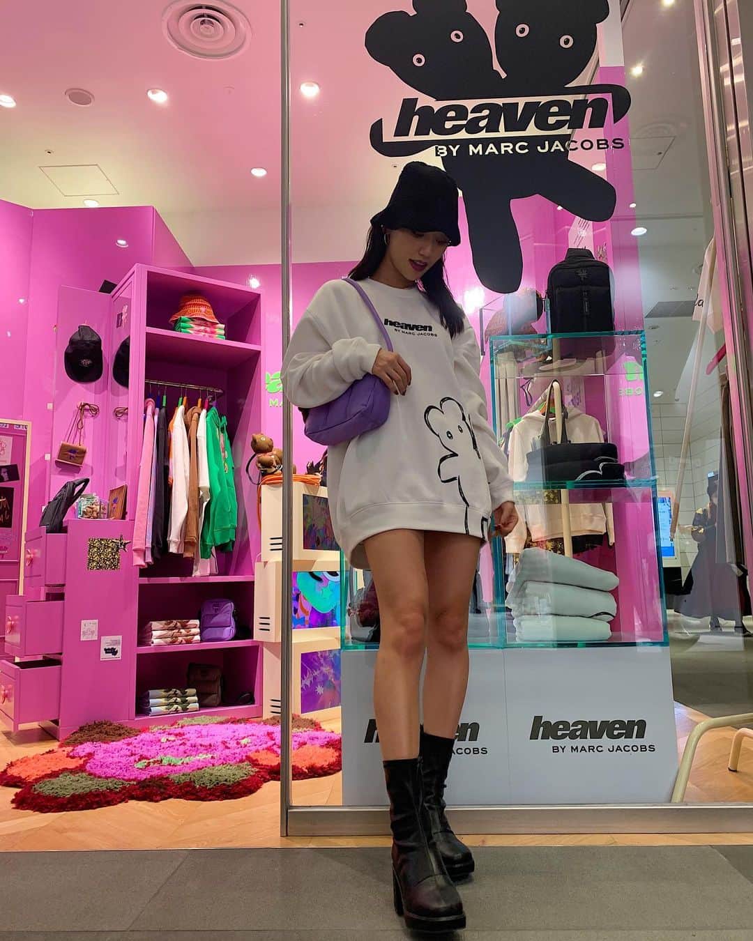 松本優のインスタグラム：「. .  HEAVEN BY MARC のポップ アップ ショップが明日から12月27日(日)まで渋谷 PARCOに登場🤍ということで一足お先に行ってきました👏 . . 大阪の心斎橋店にも前回お邪魔しましたが東京の方はぜひチェックです🔥🔥 . 「relax」とコラボした、パルコ限定アイテムもあるそう☀️☀️ . . お洋服も店内も可愛過ぎてずっとスタッフさんに『お願い』って言ってたw 私がきているスウェットトップスとナイロンのバッグもおすすめ😍 . 何個も欲しくなっちゃった🤦🏽‍♀️🤦🏽‍♀️🤦🏽‍♀️♡ . .  #マークジェイコブス #MARCJACOBS」
