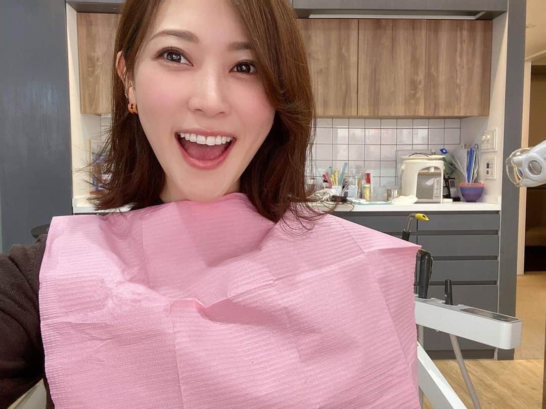 のインスタグラム：「* 久しぶりに歯医者さんで ホワイトニングをしてきました✨ @hon3_suzuki_dental  * やっぱりホワイトニングは、 ホームケアを取り入れながら、 年に1〜2回定期的に歯医者さんに通うのが 1番だなと実感。 恥ずかしながら、歯石やら汚れやらがついていて、 それをとってからホワイトニングして頂いたら、 かなりスッキリ😭‼ 色のトーンも明るくなり、歯もツルツルになりました❤️ （口の中の写真ってはずかしいけど、最後に歯の写真をがっつり載せてます笑） * プライベートで通っている本郷三丁目の鈴木歯科🦷 @hon3_suzuki_dental  院長が‥‥(*ﾉ∀︎`)ﾉﾞ))ｱﾋｬﾋｬ笑 腕は確かです👍 スタッフの方々もアットホームで優しいよ🤗 ホワイトニングの薬液も新しくなって、 より白く！より歯が傷みにくくなったみたい‼️ * 駅から本当にすぐ‼️‼️ 気になる方は是非行って見てくださいね♪ Instagramを見てくださった方は 「5000円off」で施術してくれますよ😍✨ #本郷三丁目　#鈴木歯科 #本郷三丁目鈴木歯科 #ホワイトニング  #美歯　#歯のホワイトニング #美容ブロガー」