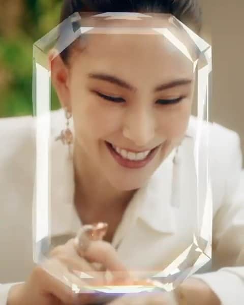 ハンナ・クインリヴァンのインスタグラム：「It’s so hard for me to choose among these stunning @boucheron jewelries !  你們也到Boucheron 店上為自己/心愛的她挑選一個禮物🎁吧！  最愛的Boucheron要送給大家歲末小驚喜，只要@ 三位朋友並分享這則PO文 #Boucheron #ShareHolidayEmotions #BoucheronHolidays，我們會隨機抽出5位送你小禮物喔！（得獎名單將會在12/1公佈）」
