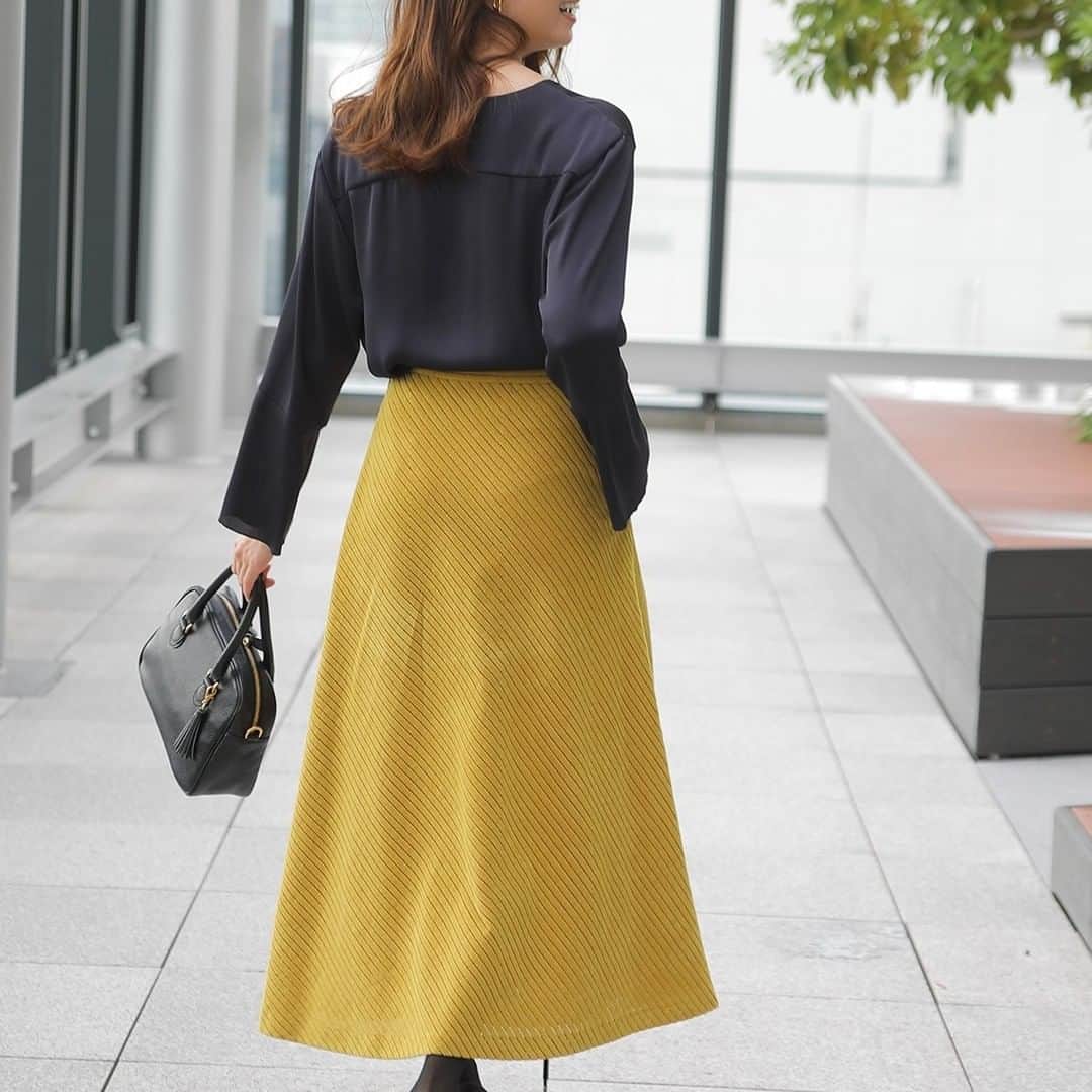 Factelier(ファクトリエ)さんのインスタグラム写真 - (Factelier(ファクトリエ)Instagram)「【きめ細やかで美しいメイドインジャパンの生地。上質レースのフレアスカート】  こんにちは、ファクトリエです。  高い技術力を評価されている熊本にあるスカート専門のファクトリー「DEAI」。 その美しいスカートには多くのファンがいます。  今回はDEAIのスカートから、"唯一無二"の生地を使ったスカートのご紹介です。  ■生地は、福井県で生地製造を営む「森川レース」の「コーデュロイレース」  福井は全国的に「ラッセルレース」の生産地として知られていますが、森川レースのような アパレル向けレース生地の専門工場は数少ないのが現状です。  そんな中、森川レースが2019年春に立ち上げたのが、既存の概念にとらわれず新しいレースの可能性に 挑戦するテキスタイルブランド「andante.(アンダンテ)」。  アンダンテのレースは、日本にあるのはここだけという旧式のレース編み機を使っています。 一般的な高速機と比べるとスピードは遅く、非効率なのですがゆっくり編むからこそ、柔らかな風合いに。  綺麗なマスタードカラーの「コーデュロイレース」は、通常のコーデュロイとは違いふっくらとしていて、 きめ細やかな色合いと優しい表情があります。  落ち感やきれいなドレープがあり、レースならではの軽さも魅力です。 裏地が付いているので透ける心配はありませんよ。  森川レースの唯一無二の生地とDEAIが生み出す美しいシルエットが融合し完成した"気分のあがる"フレアスカートです。  ぜひお手にとってみてくださいね。  ー語れるもので日々を豊かにー ファクトリエはメイドインジャパンの工場直結ファッションブランドです。 職人の情熱と最高の技術がつまった、人に語りたくなるものを長く大切に使ってもらいたい、そんな想いと共に語れる本物をお届けします。  ⇓アカウントはこちら⇓ @factelier . . #ファクトリエ	#factelier	#メイドインジャパン	#ベーシック	#ベーシックコーデ	#シンプル雑貨	#シンプルファッション	#シンプルコーディネート	#大人コーディネート	#大人ファッション	#大人スタイル	#大人カジュアルスタイル	#きれいめファッション	#きれいめカジュアル	#きれいめスタイル	#肌触り抜群	#肌触り最高	#肌ざわり	#着心地	#着心地抜群	#コーデュロイ	#コーデュロイスカート	#マスタードイエロー	#光沢感	#足長効果	#足長コーデ	#フェミニンコーデ	#良いものを長く	#クラフトマンシップ	#語れるもので日々を豊かに」11月20日 15時00分 - factelier