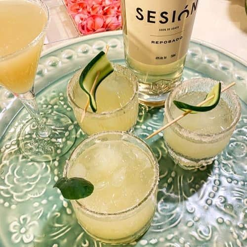 ジェニファー・ホーキンスのインスタグラム：「Sesión Coolers for the weekend!! 👌🏼The new go to! Yum!!  45ml @sesiontequila Reposado ⁠ 45ml Apple Juice ⁠ Steep mint & cucumber for a few hours before serving on a salted sugar rim with a swizzle of cucumber.⁠」