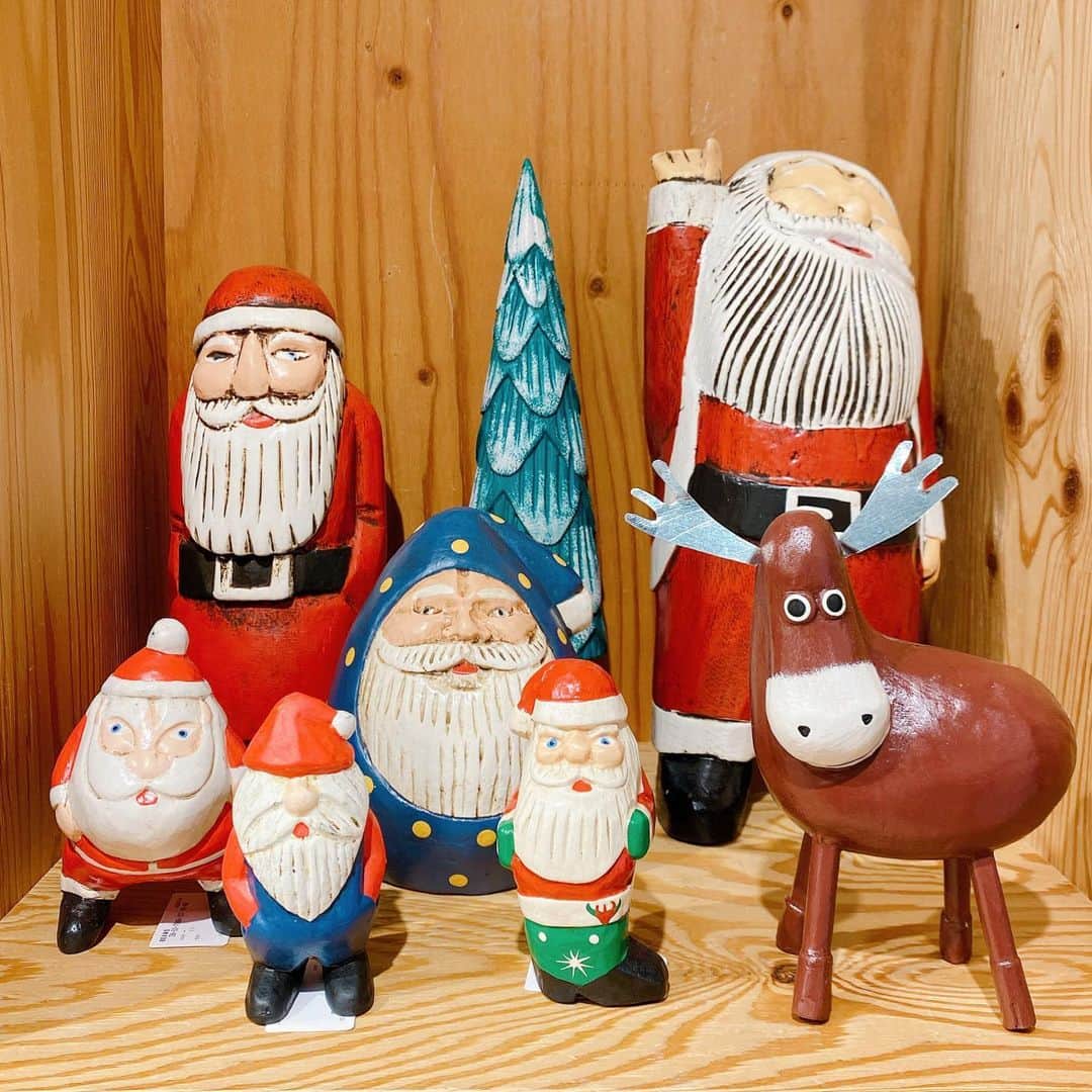 BEAMS JAPANさんのインスタグラム写真 - (BEAMS JAPANInstagram)「〈KOPI PANAS〉 コピパナスの木彫りクリスマスシリーズの紹介です。  手彫り、手塗りで一点一点製作しているコピパナスオリジナルの商品です。 個々に、風合いが違います。  実際に商品を見て選ばれることをおすすめします。  販売価格:¥1,200〜5,000＋TAX  木製 木材は、インドネシアに生息する Albasia(和名 : 南洋桐)を使用しています。大変成長が早く、軽く柔らかいのが特長です。それを一点ごとに手作業で、彫り、乾燥、下地塗り、色付け、ニス、仕上げを全て、バリ島にて作業し、東京へ運んでいます。  KOPI PANAS 100% Hand Carving original design products Handmade in INDONESIA  BEAMS JAPAN 4F ☎︎03-5368-7328 @beams_japan @tokyo_cultuart #beams  #beamsjapan #beamsjapan4th #tokyocultuartbybeams #kopipanas」11月20日 14時55分 - beams_japan