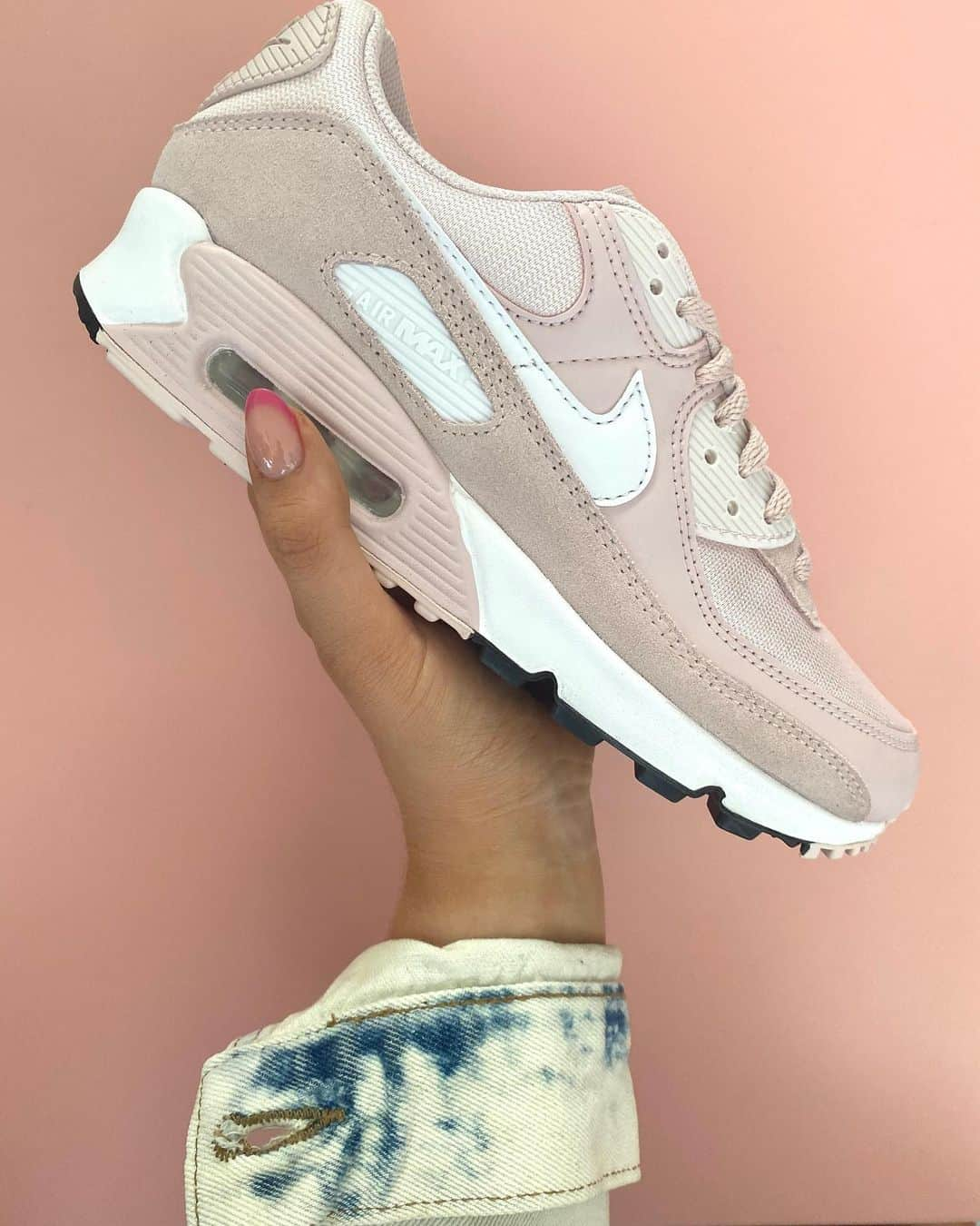 STYLERUNNERさんのインスタグラム写真 - (STYLERUNNERInstagram)「Your pink sneaker dreams have come true in these Nike Air Max 90s 💕💕 #stylerunner #stylesquad #nike #nikeairmax90 #sneakers」11月20日 14時56分 - stylerunner