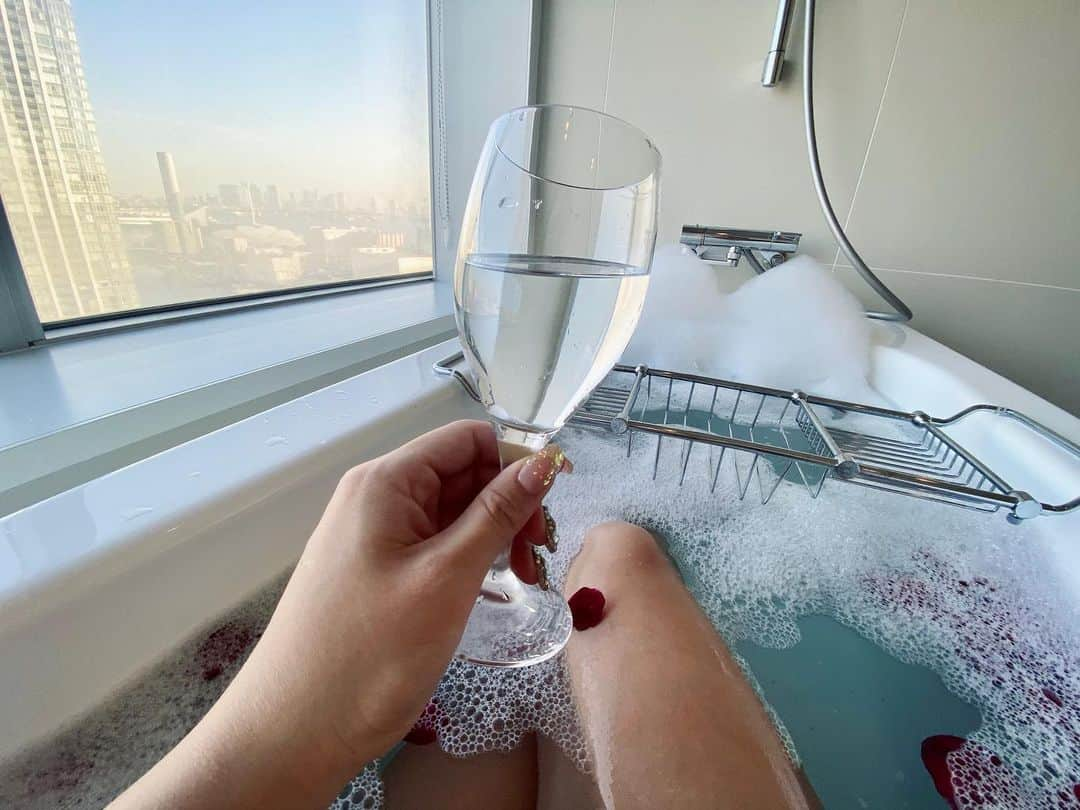 神宮 若奈さんのインスタグラム写真 - (神宮 若奈Instagram)「🌹🛁🥂 (お水ww) . . ホテル好きすぎるから 毎月1回はどこかのホテルの 広いお部屋泊まりたい😂💗 . . #daiichihoteltokyoseafort  #第一ホテル東京シーフォート  #tokyo #tennouzuairu #hotel  #hotelstay #goto #suiteroom #バラ風呂 #泡風呂 #rose  #redroses #rosebath」11月20日 15時08分 - jinguwakana