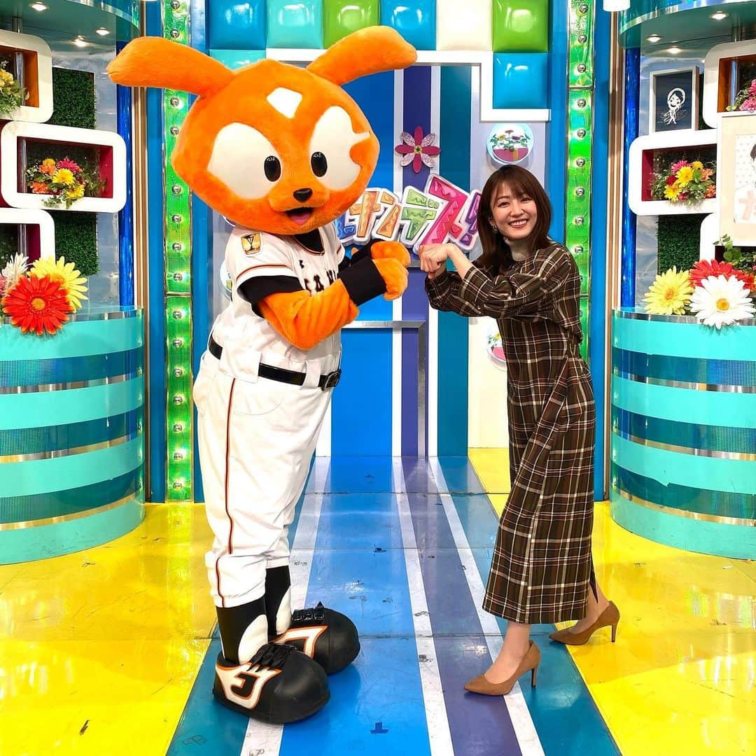 日本テレビ「ヒルナンデス！」さんのインスタグラム写真 - (日本テレビ「ヒルナンデス！」Instagram)「. \11月20日放送/ ゲスト・ジャビットくんと記念撮影📸  キャイ～ン天野さんからお知らせ☝️ 大人気鉄板レシピや おもてなし肉料理🍖など、新作レシピ満載🥘 「キャイ～ン天野っちの 胃袋を掴む絶品肉おかず100」 🍬本日発売🍬  #ヒルナンデス #天野ひろゆき #SHELLY #瀬戸利樹 #滝アナ #日本シリーズ #ジャビット」11月20日 15時02分 - hirunandesu_ntv_official