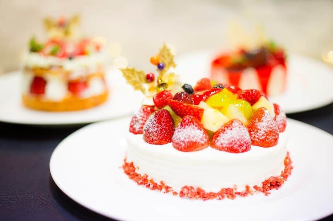 のインスタグラム：「【クリスマスケーキ2020】  色どり豊かなフルーツと国産苺をふんだんに使ったゴージャスな「クリスマスショートケーキ」、ホワイトチョコムースをラズベリーでコーティングしパッションマンゴーとベリークリームの香りと酸味を加えた優しい味わいの「ホワイトルージュ」、シェフ自慢のクリームに丸ごと国産苺を使いベリーを散りばめリース状に仕上げたクリスマス限定パリブレスト「クリスマスリース」🍰 . 北海道産のフレッシュ生クリームとホテルメイドの柔らかいスポンジを使い,国産苺を使って作る無添加フレッシュケーキをご堪能下さい。 . ご予約・詳細はこちら▽ https://www.anacrowneplaza-narita.jp/event/christmas/ . ◆お客様の安全・安心と感染症拡大防止を最優先として以下の取り組みを実施いたしております◆  ・店舗入口には、発熱や咳など異常が認められる場合は店内飲食をお断りさせていただいております。 ・お客様の入店時に検温をお願いしております。 ・店舗入口には手指消毒用に消毒液を用意しております。 ・店舗入口及び、食事中以外はマスクの着用をお願いしております。 ・従業員はマスク着用を義務付けております。 ・飛沫感染・接触感染を防止するために席数を減少して十分な間隔をとったテーブルレイアウトにしております。 ・店内が混み合う場合は入店を制限しております。 ・お客様が入れ替わる都度、テーブルを消毒しております。 ・お支払い、受け渡し時はキャッシュトレーを使用いたします。 . ホテル公式Facebook▽ https://m.facebook.com/anacrowneplaza.narita . ホテル公式Instagram▽ https://www.instagram.com/anacrowneplaza_narita/ . ホテル公式LINE▽ https://lin.ee/1uofs8ueK」
