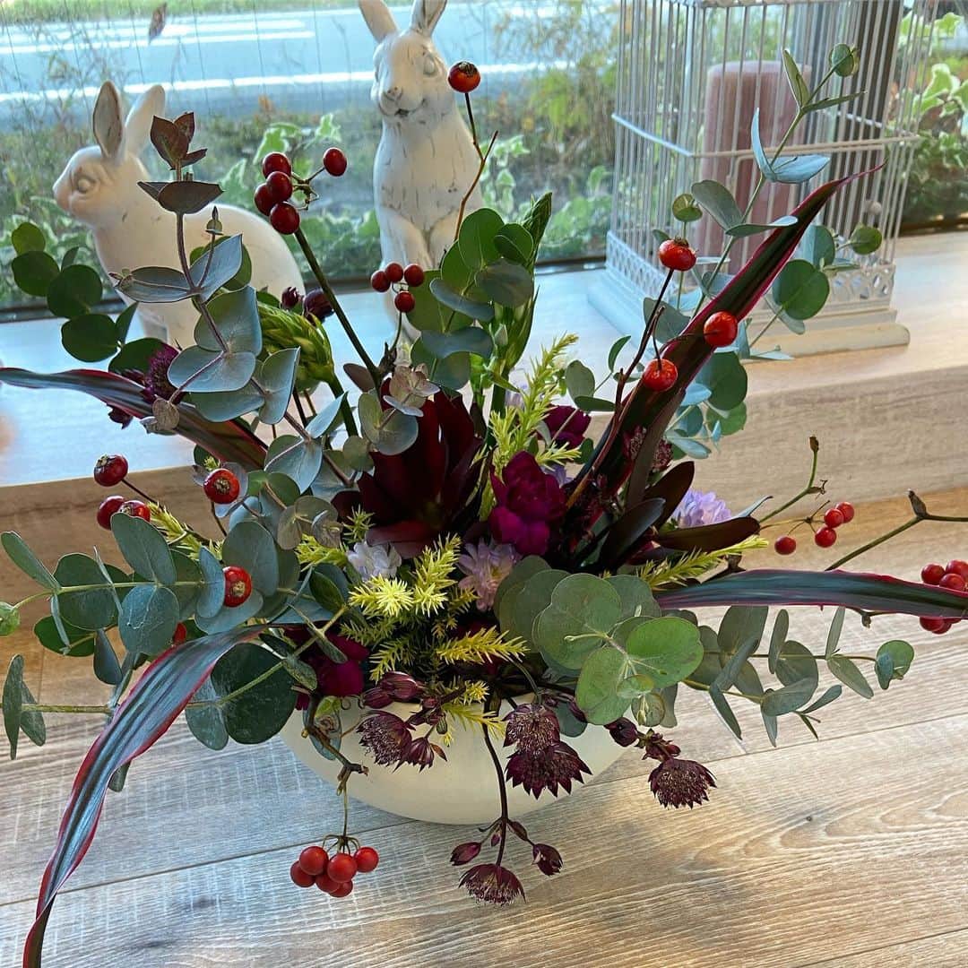 インテリアショップ メルサのインスタグラム：「11月のフラワーアレンジメント教室 丸くて可愛い #ユーカリ の葉に #サンキライ #ローズヒップ などの実物や花に赤色を取り入れて 秋から冬に移ろう季節に合わせたアレンジメントになりました。  #フラワーアレンジメント教室 #花のある暮らし #アストランティア #雪冠杉 #カーネーション #プチアスター #オシソガラム #インテリアショップ #merusa #豊岡 #兵庫」