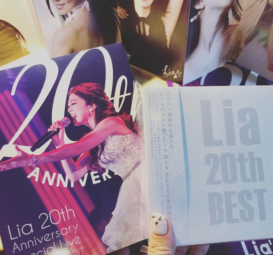 Liaさんのインスタグラム写真 - (LiaInstagram)「ジャジャーーーーン！！やっとこさ、私の手元にも現物が届きました💕手に取ることが出ると、感動も増すわ〜！みなさん、発売まで後5日です❤️色々なお店で色々な特典があるので楽しみにしててね😘 #lia #BEST #newalbum  #20th #bluray」11月20日 15時18分 - lia_vocalist