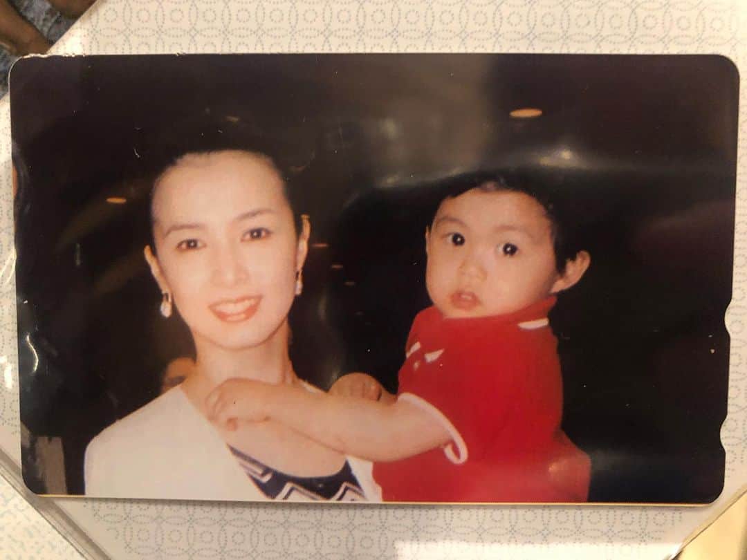 花田優一のインスタグラム：「、  テレフォンカードになってる  親子写真見つけたぞい  時代だね  母 and BOKU  My mother  #mother #yuichihanada #family」