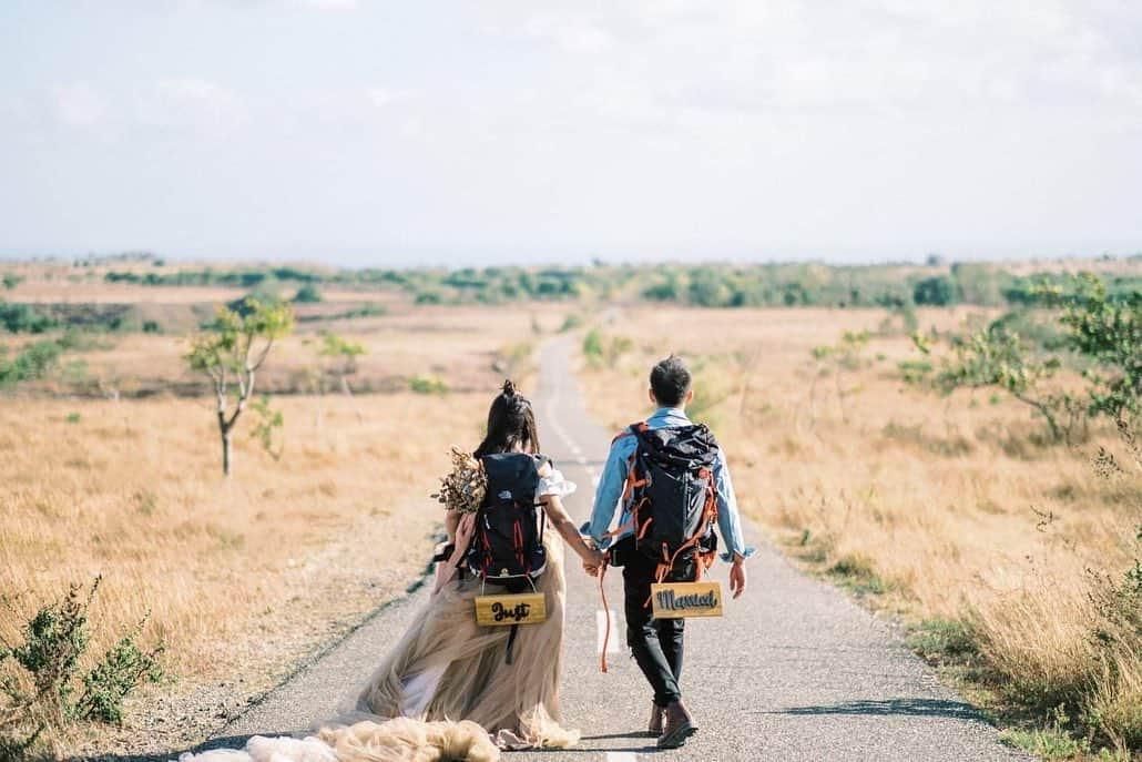 FUJIFILM INDONESIAさんのインスタグラム写真 - (FUJIFILM INDONESIAInstagram)「Sebuah konsep foto prewedding kreatif dari @gusmankphotography, secara implisit tergambar bahwa pernikahan adalah perjalanan panjang yang akan ditempuh oleh kedua mempelai.  Captured by @gusmankphotography using FUJIFILM X-T3 Lens Fujinon XF56mmF1.2 R, Fujinon XF23mm F1.4 R Film Simulation PRO Neg. Hi  #XT3_id #xf56mmf12 #xf23mmf14 #GoFUJIFILM #fujifilm_id」11月20日 15時16分 - fujifilm_id