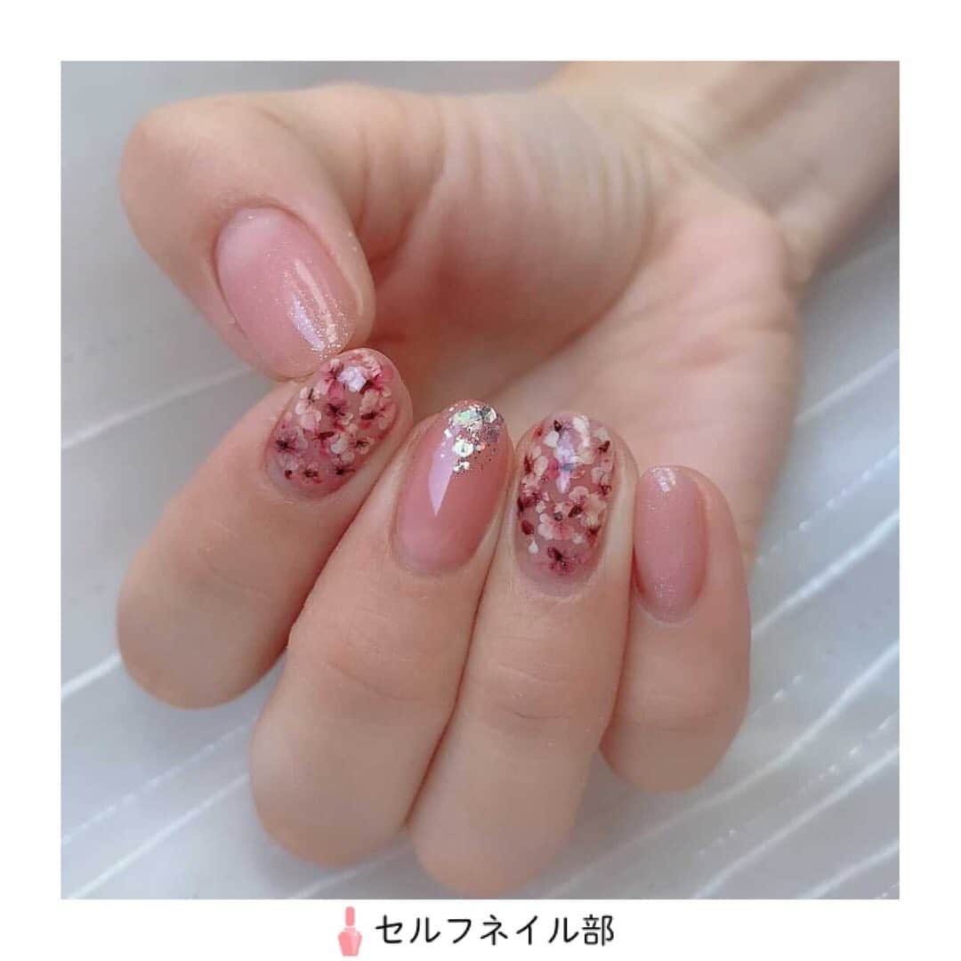 セルフネイル部 公式アカウントのインスタグラム：「(@suzu_chan.nail)さんの、﻿ 「押し花敷き詰めネイル」を紹介します💅﻿ ﻿ ○howto﻿ ①全ての指に、マオジェル207(ヤクルトカラー)を3度塗り、604(ミャオ)を2度塗り﻿ ③親指と小指にマオジェル102(ホワイトスパークリング)を1度塗り﻿ ④人差し指、薬指に押し花を重なるように敷き詰めていく﻿ ⑤中指の爪先にグリッターをちょんちょん付ける﻿ ⑥トップを塗って完成(押し花の指にはたっぷり塗って凹凸をなくす)﻿ ﻿ ○item﻿ ＊マオジェル＊﻿ 207(ヤクルトカラー)、604(ミャオ)、102(ホワイトスパークリング)、ヌレコ﻿ ＊S♡Mint＊﻿ B-13.16.19﻿ ＊ネイルフォーオール＊﻿ momoグリッターニュアンス(コットンキャンディー)﻿ ﻿ ○point﻿ 押し花は大小を使うとバランスが取りやすいです。中途半端に空いた部分には、ちぎれた花びらを使うと丁度良いです。﻿ ﻿ 《セルフネイル部プロデューサー高橋からのコメント📝》﻿ 綺麗なカラーにあしらわれた押し花がすてきです💐バランスもよくマネしたいです💅﻿ ﻿ #ネイル#ジェルネイル#ジェル#セルフネイル#セルフネイル部#フラワーネイル#セルフジェル#マニキュア#ポリッシュ#ネイルアート#セルフジェルネイル部#ほぼ100均ネイル#ネイルシール#100均ネイル#美甲#셀프네일#ポリッシュネイル#冬ネイル﻿ #nail#polish#selfnail#nailpolish#nails#japannail#nailart#instanail」