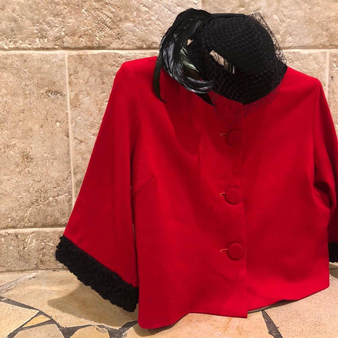 NUTTY Vintage&Collectibleのインスタグラム：「《素晴らしき時代マーケット》 アナウンス遅れましたが本日3日目！ 20時までオープンしております＊  こちら新入荷のheaddressは長く存在感のある 美しい羽根がミステリアスなムードを放つ レディなアイテムです。  堀江店も引き続き20時までオープンしておりますので どちらもあわせて是非お越し下さいませ＊  ┈┈┈┈┈┈┈┈┈┈┈┈┈┈┈┈┈ NEW ARRIVAL ┈┈┈┈┈┈┈┈┈┈┈┈┈┈┈┈┈ ☑︎50's black fether headdress  【会期】 11月18日(水)〜23日(月・祝) 阪急うめだ本店9階催場・祝祭広場 ※但し最終日は午後6時終了」