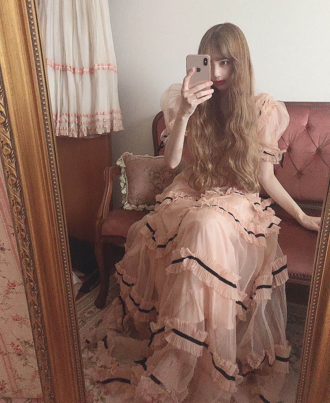 酒元麻衣（まいへー）のインスタグラム：「このドレス久しぶりに着たけど やっぱりめちゃくちゃかわいい🖤🎀🖤🎀 . . 夕方から👶🏻の予防接種💉 頑張れ〜〜🥺🥺母が見守っているからね😢🥺😢🥺 #1930sfashion#1930sdress#30sdress#vintagefashion#vintageclothing#ハイトーン#金髪#ロングヘア」