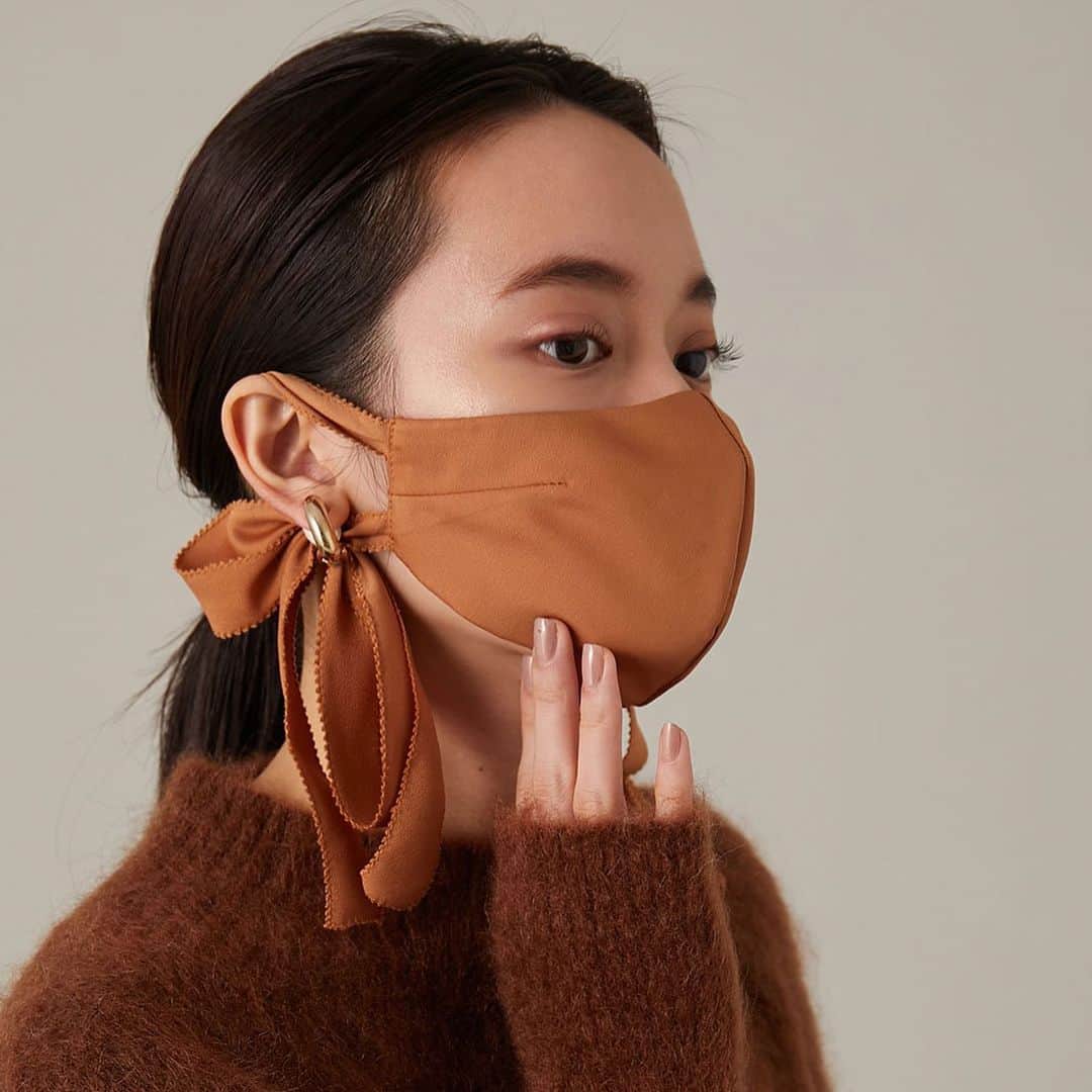 のインスタグラム：「.﻿ RECOMMEND ITEM for FEMME ﻿ ﻿ ＼おすすめ予約アイテム！／﻿ ◾︎【トロワズィエムチャコ】リボンマスク﻿ ¥3,000+tax﻿ color : brown / beige / sax / gray / black﻿ ﻿ 小顔・美鼻効果のあるパターンとサイズ調節が可能なリボン付きのマスク。手洗い可能で、外側にはポリエステル素材を使用しノーアイロンでご使用いただけます。内側には抗菌、防臭、赤ちゃんにも安心品質のノーホルマリンのダブルガーゼを使用しています。リボンを結んでから着用すると、よりスムーズに着用いただけます。甘くなりすぎないよう、リボンは下の方で結ぶのがおすすめです。機能性とファッション性を兼ね備えたマスクです。﻿ ﻿ @adametrope﻿ @jadorejunonline ﻿ #adametrope#jadorejunonline#mask」