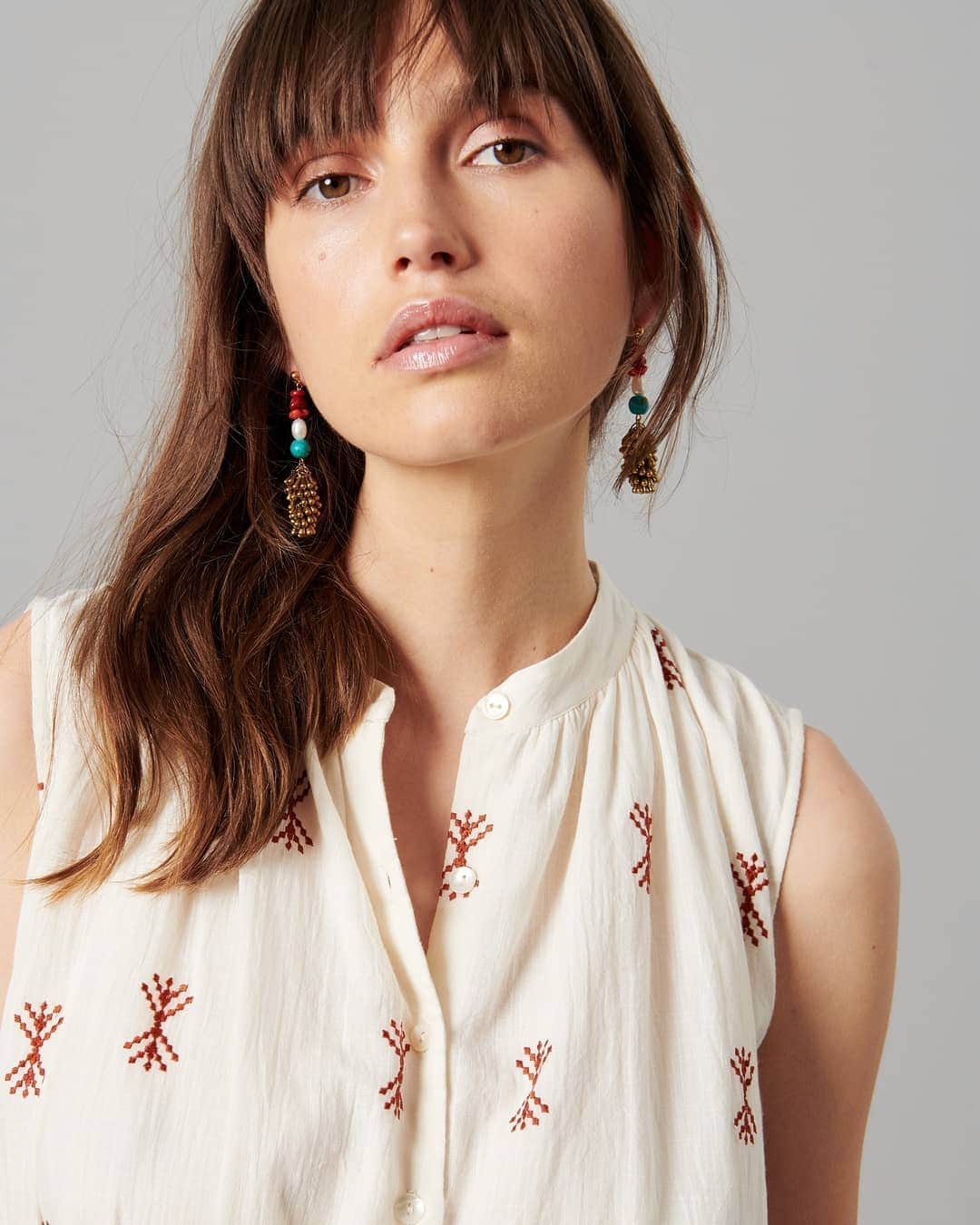 ミーガンパークのインスタグラム：「Embrace relaxed elegance with the new Elivia collection // Find the Elivia Midi Dress in stone and the new Gilden Turq Earring, both seen here, in store and online now. Pop into our Fitzroy boutique between 10.30am and 5pm tomorrow x」