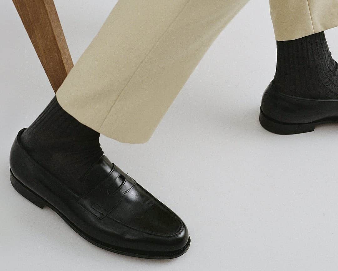 ジョンロブのインスタグラム：「Fall essentials – Featuring a neat saddle and a hand stitched apron, the Lopez loafer remains a favourite through the generations. . #johnlobb @julienthomashamon @gauthierborsarello」