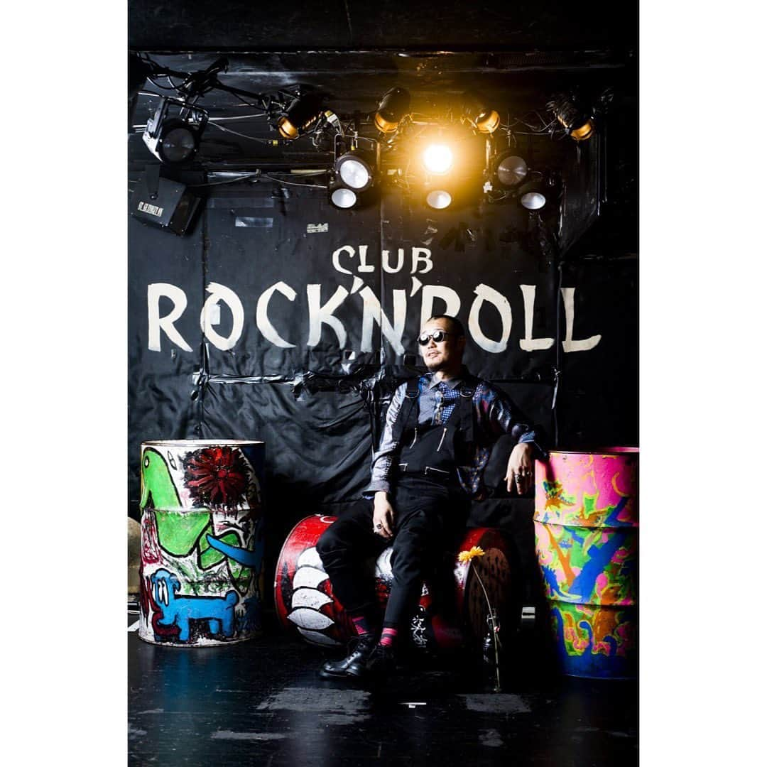 青木カズローさんのインスタグラム写真 - (青木カズローInstagram)「@ninjajon の写真展を観にライブハウスへ。 CLUB ROCK'N'ROLLはローカルのカメラマンにフォーカスしてバー営業内展示をマンスリーでやっています。 今月は僕の永遠のライバルであり戦友JON...くんの展示です。  JON...くんらしい展示と、デザインのプリントや、ステージを使っての撮影も出来る体験展示！ もちろん僕も撮って頂きました！  今月末までやってる様なので是非是非〜！  #忍者ジョン #忍写ジョン #CLUBROCKNROLL #ライブハウス #ライブハウス写真展 #煩悩 #2つ入れてもらいました #あと106個 #気長にね」11月20日 15時41分 - cazrowaoki