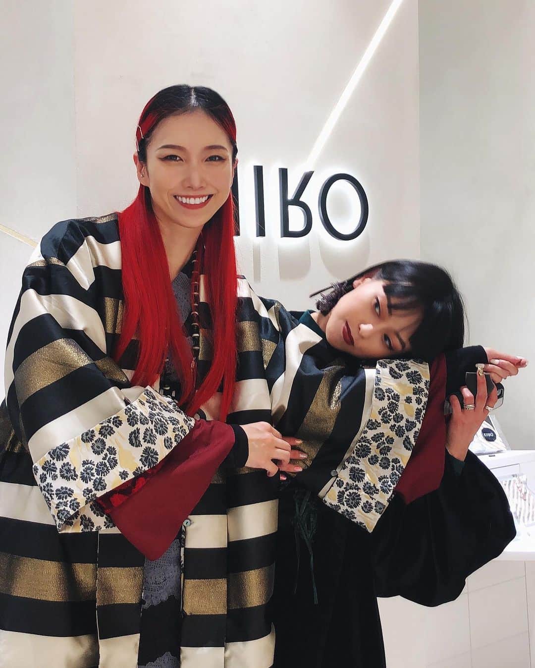 si ouxのインスタグラム：「あれから一年！渋谷PARCO・着物ブランド @_k_i_i_r_o_ 1周年のお祝いパーティー！おめでとうございます🌸 今年のコーデも大好き！(2枚目) 去年の着合わせも3枚目に載せてみた。 たのしかった〜！  @_k_i_i_r_o_  @parco_shibuya_official  #PR #KIIRO　 #渋谷PARCO　 #shibuyaparco　 #オトナのオンナのモードなキモノ #KIIRO_ootd #ドラマティックキモノ #dramatic_kimono #simply_easily_everywhere」
