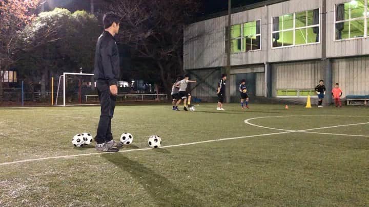 青山隼さんのインスタグラム動画 青山隼instagram ピッチに立つと性格が変わります 決して罵声を浴びせてる訳ではないですよ 笑 厳しさの中に成長あり 最後のループはセンスなし サッカー サッカースクール コーチ パラムンド 川崎 育成 指導者