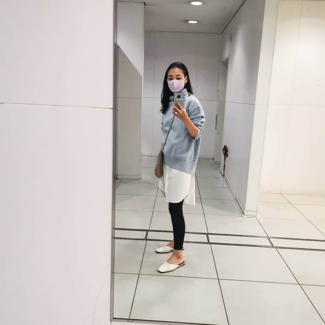 ayaka8880のインスタグラム：「. . 冬のブルーも結構好きです❄ . 最近の弱気ストーリーに優しいお言葉ありがとうございます😢　 . 11月頭から、息子が風邪引いてから皆体調悪くて、治りづらくかといって動けないわけではない地獄パターン。 . 思えば、子どもたちが一気に風邪引くの初めての経験だったので要領悪かったです😑はあ . 来月は効率的にスピーディに動きたい！ . . #子どもの人数が増えると風邪が長引く #ひとつ学んだこと」