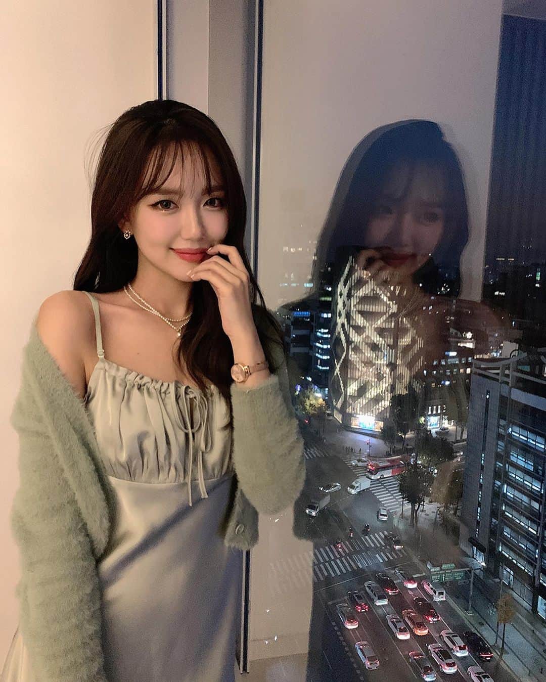 Chuuのインスタグラム：「🎀츄X셀럽쇼퍼 OPEN🎀  츄 셀럽쇼퍼 @seoji72 서지님과 함께한 코디를 지금 츄에서 만나보세요😊  서지님의 피드에서 할인 받을 수 있는 시크릿 할인코드도 공개되어있으니 지금 서지님 피드와 chuu.co.kr로 놀러오세요🙌🏽  #chuu#츄#셀럽쇼퍼#데이트룩#연말룩#이번연말은츄와함께#좋아요」