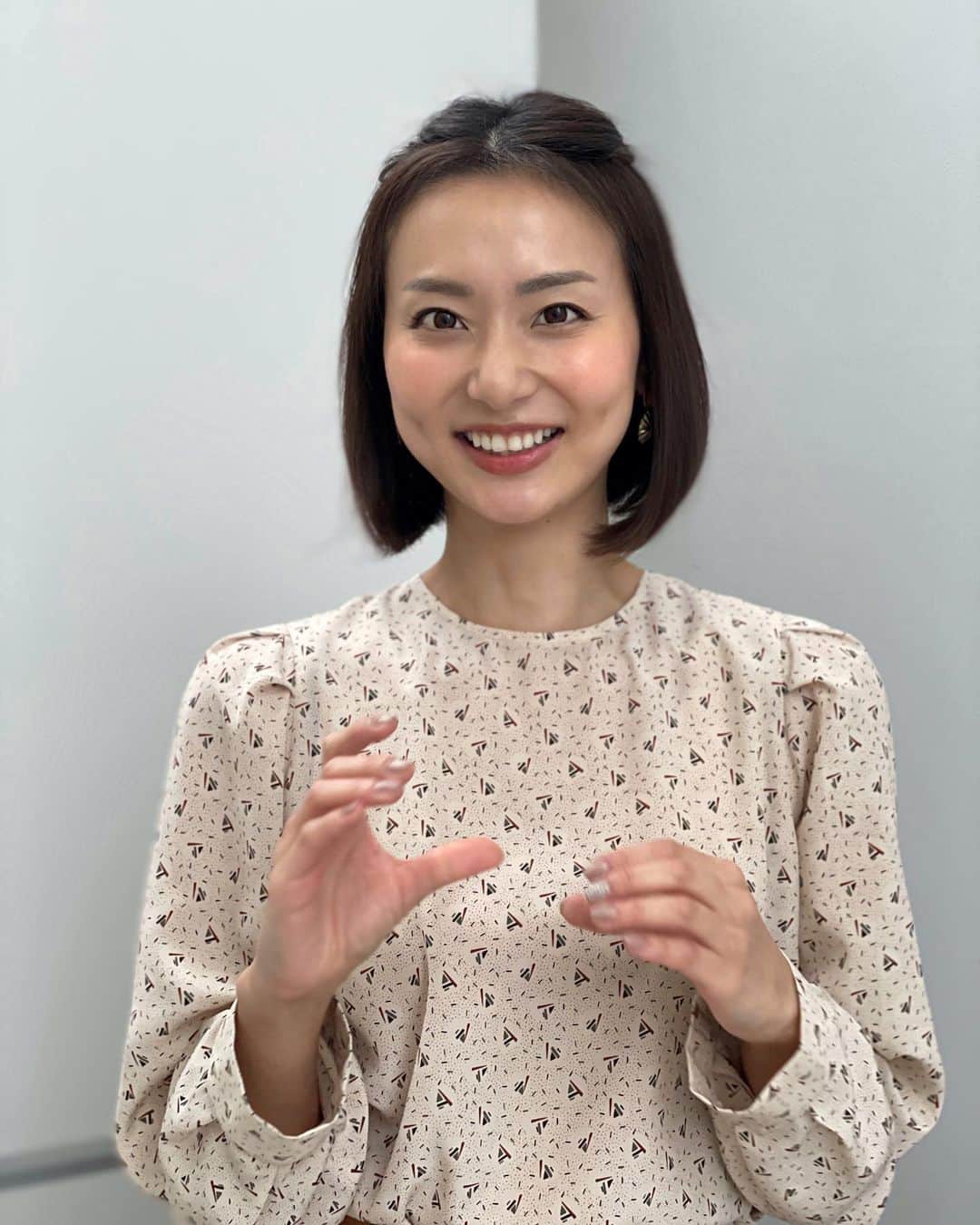 のインスタグラム：「﻿ ﻿ こんばんは〜﻿ 今日は「ワイド！スクランブル」でした！﻿ ﻿ 早寝しなくちゃいけないのに、思わず「STAND BY ME ドラえもん」を見ている…🥺﻿ 明日の土曜は、朝とお昼のニュースですよ〜﻿ ﻿ #ootd﻿ #Top & #Skirt ... #DoublefaceTokyo﻿ ﻿ 写真は、何かを説明していた謎のポーズ。﻿ せっかくだから「ワイド！スクランブル」の「Wポーズ」もしてみた。﻿ ﻿ #テレビ朝日 #アナウンサー #本間智恵 #衣装 #アナウンサー衣装 #ヨット柄ブラウス #ウエストボタンロングスカート #冬コーデ」