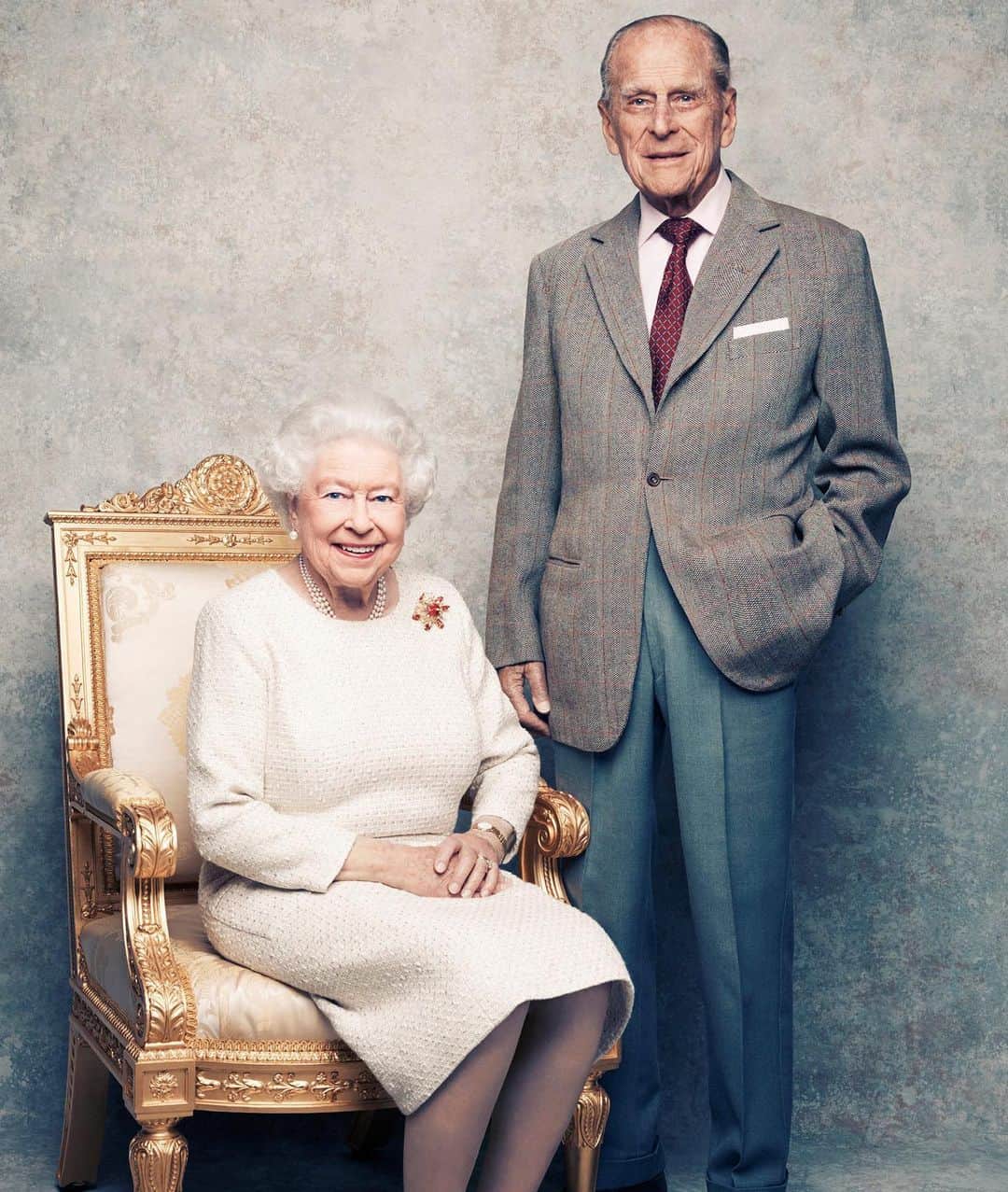 ヴィッキー・パティソンさんのインスタグラム写真 - (ヴィッキー・パティソンInstagram)「Happy Anniversary to HM The Queen and her fella Prince Philip!!! 73 years and still going strong!! Here’s to many more Betty and Phil!!! 😂💕  Congratulations- that is some achievement!!! 🎉✨How cute are these pictures aswell?! 😍」11月20日 21時20分 - vickypattison