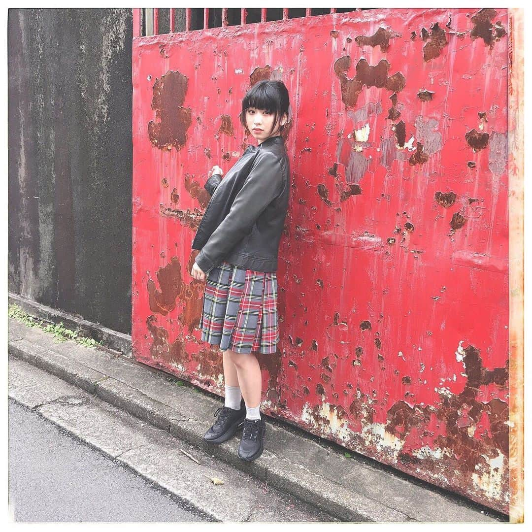 奥森皐月さんのインスタグラム写真 - (奥森皐月Instagram)「. . . 原曲キーで歌わせて 私をスキーに連れてって . . . #奥森皐月 #にほんごであそぼ #りぼんガール #すイエんサーガールズ #すイガール #JK #FJK #女子高生 #手書き #手書き文 #原稿用紙 #140文字 #古着 #ワンピース #寝落ち #忘れ物 #壁 #チェック #16歳 #嘘 #メモ #ノート #夢 #ポニーテール #セミロング #スニーカー #nike  #airmax #スターダストプロモーション #煩悩自動書記」11月20日 21時20分 - satuki_okumori_official