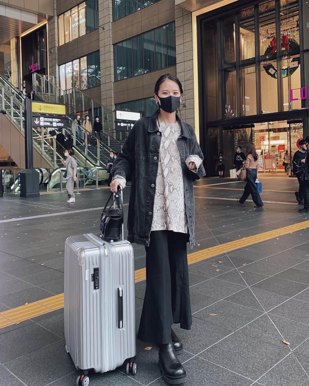 藤木祐凪のインスタグラム：「今日は大阪に @0806_yekcir に会いにいってきた☺️✨  TOPS #alexanderwang  OUTER #moussy  BOTTOM #irene SHOES BAG #bottegaveneta」