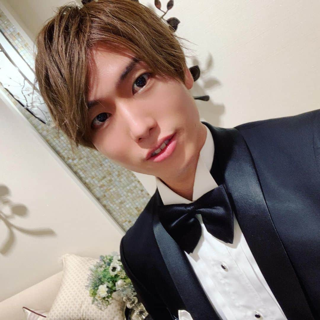 関根慶祐（K-SUKE）のインスタグラム：「興奮覚めやらぬ！  #フォーマルウェア #タキシード #スーツ男子 #tuxedo #ブラックタイ #ミスタータキシード #蝶ネクタイ　#ボウタイ #アニヴェルセル #アニヴェルセル表参道  #jfca #モデル　#japanesemodel #japanese」