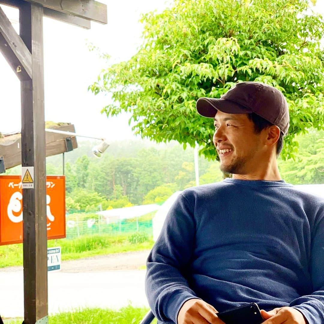 君島良夫のインスタグラム：「Relax...and let's go😎🌿🍂  忙しいと、肩に力が入ってパフォーマンスが落ちる。 深呼吸して、肩の力を抜いて、明日からまた頑張ろう。」