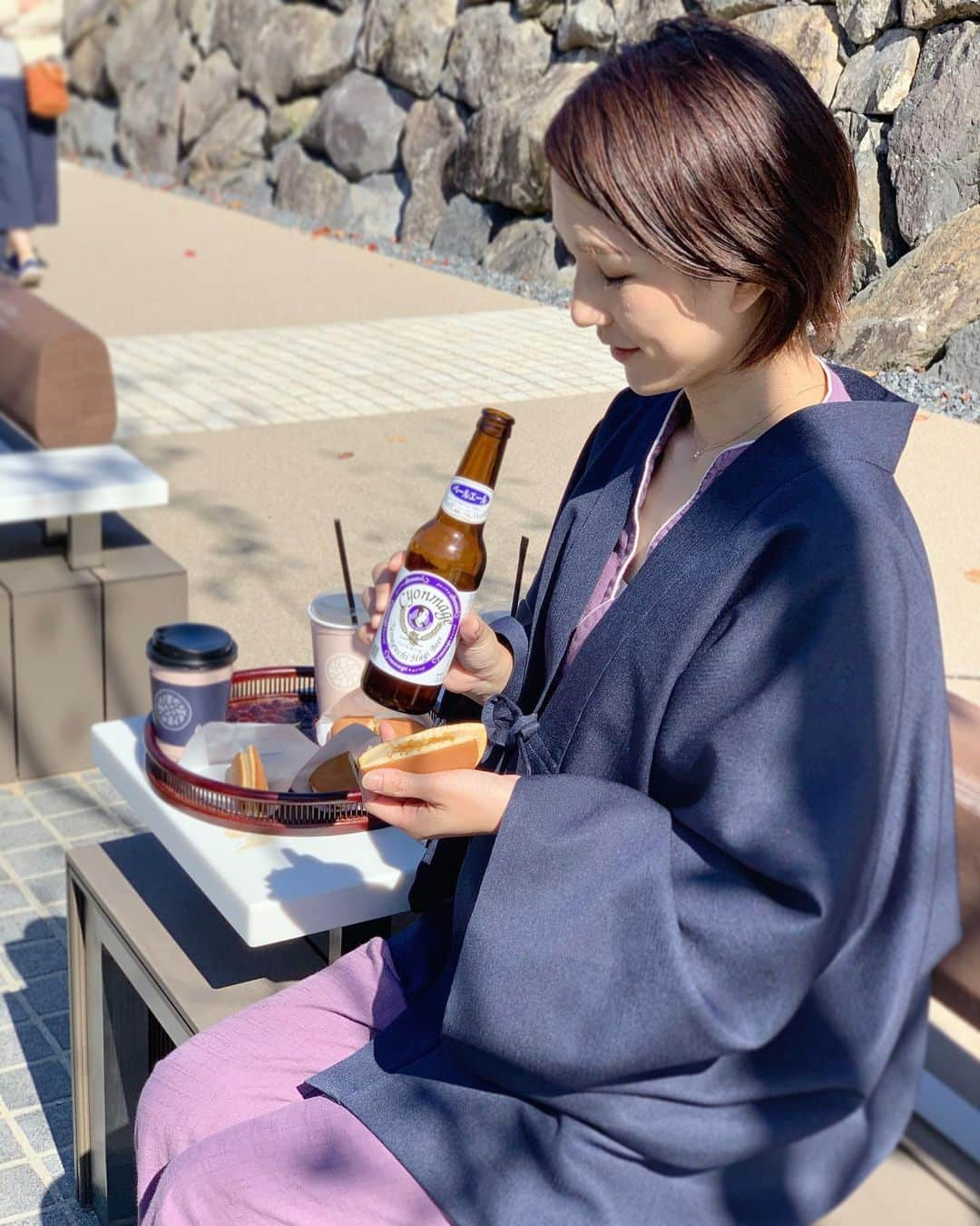 Remiさんのインスタグラム写真 - (RemiInstagram)「nice day to bask in the sun☀️ 最近暖かくて過ごしやすい♪ ポカポカ陽気といえば、朝からどら焼きとビールを楽しんだ山口旅行が懐かしい🍡🍺✨  界 長門の記事をアップしているので是非ご覧ください♪ SNSでは伝えきれない魅力を最新記事でしっかりレポートしています✍️ @lovetabi_travel @lovetabi_mama  (プロフィールから飛べます✈︎)  今年の冬はどう過ごそう☃️ 慎重に過ごしつつも、一度きりの今年の冬、子供たちとできるだけ良い思い出を作っていきたいなぁ🤔✨  #温泉散歩 #界長門 #星野リゾート  #あけぼのカフェ #長門湯本温泉 #どら焼き #温泉旅行 #子連れ旅 #三世代旅  #lovetabi #lovetabimama」11月20日 16時09分 - remi_912