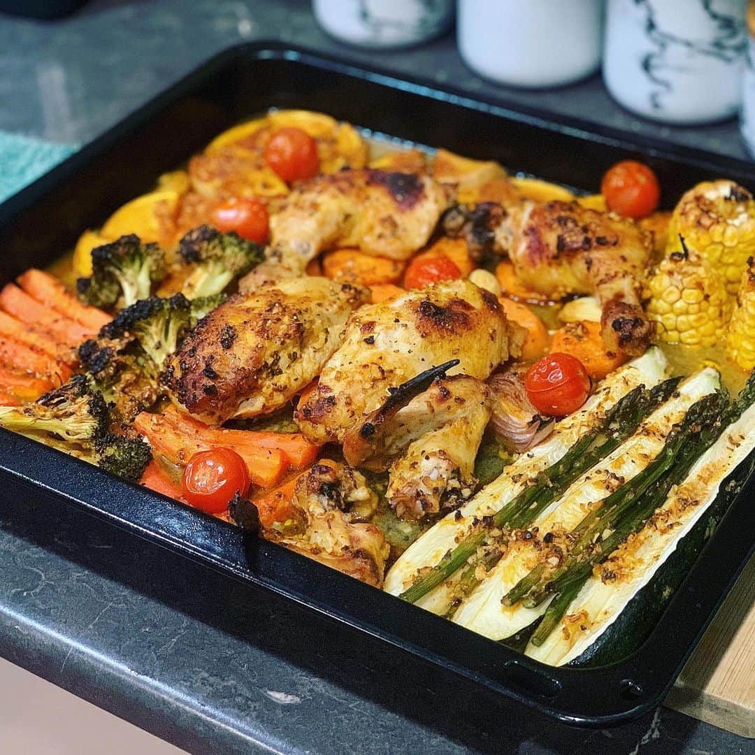 のインスタグラム：「Baked chicken with vegetables  🍗 🌽 🥦🥕🥔🍅   #healthyfood #dinner #vegetables #foodporn #fuelyourbody #health #baked #plate #cooking #food #homedining #eatingclean #nutrition」