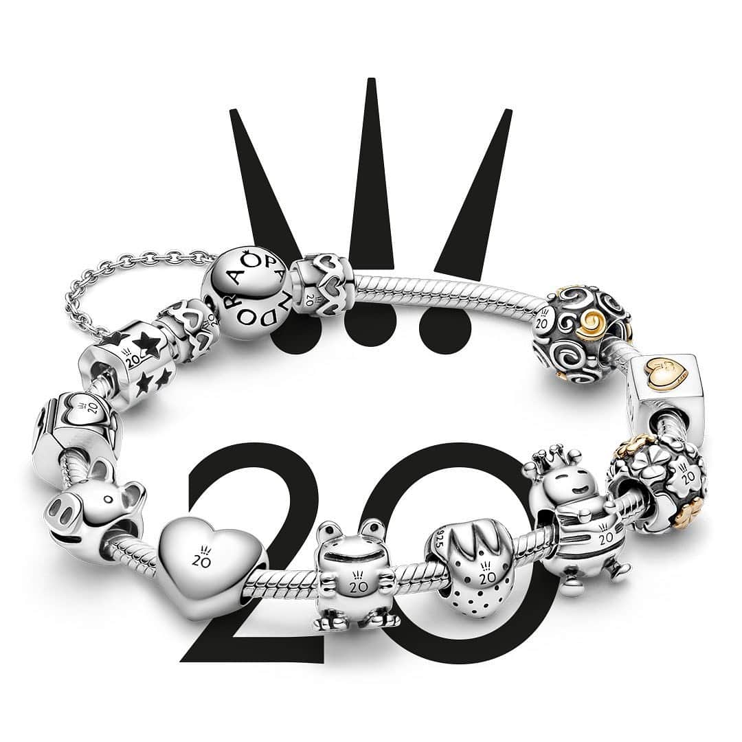 PANDORAさんのインスタグラム写真 - (PANDORAInstagram)「Your Pandora story starts with your charms. This month we wish upon a star with the 2020 Limited Edition Stars Charm. Throughout 2020, on the 20th of each month, we’ll release a new limited-edition charm to celebrate this milestone year. Don’t wait… these charms sell out fast, with a very limited number available. Only one can be purchased per person.  The charm launches today at 8am local time (CET, GMT, HKT, EST, AEDT, NZ). It will be available online and in-store in selected markets.  #Pandora20 #LimitedEdition」11月20日 16時08分 - theofficialpandora