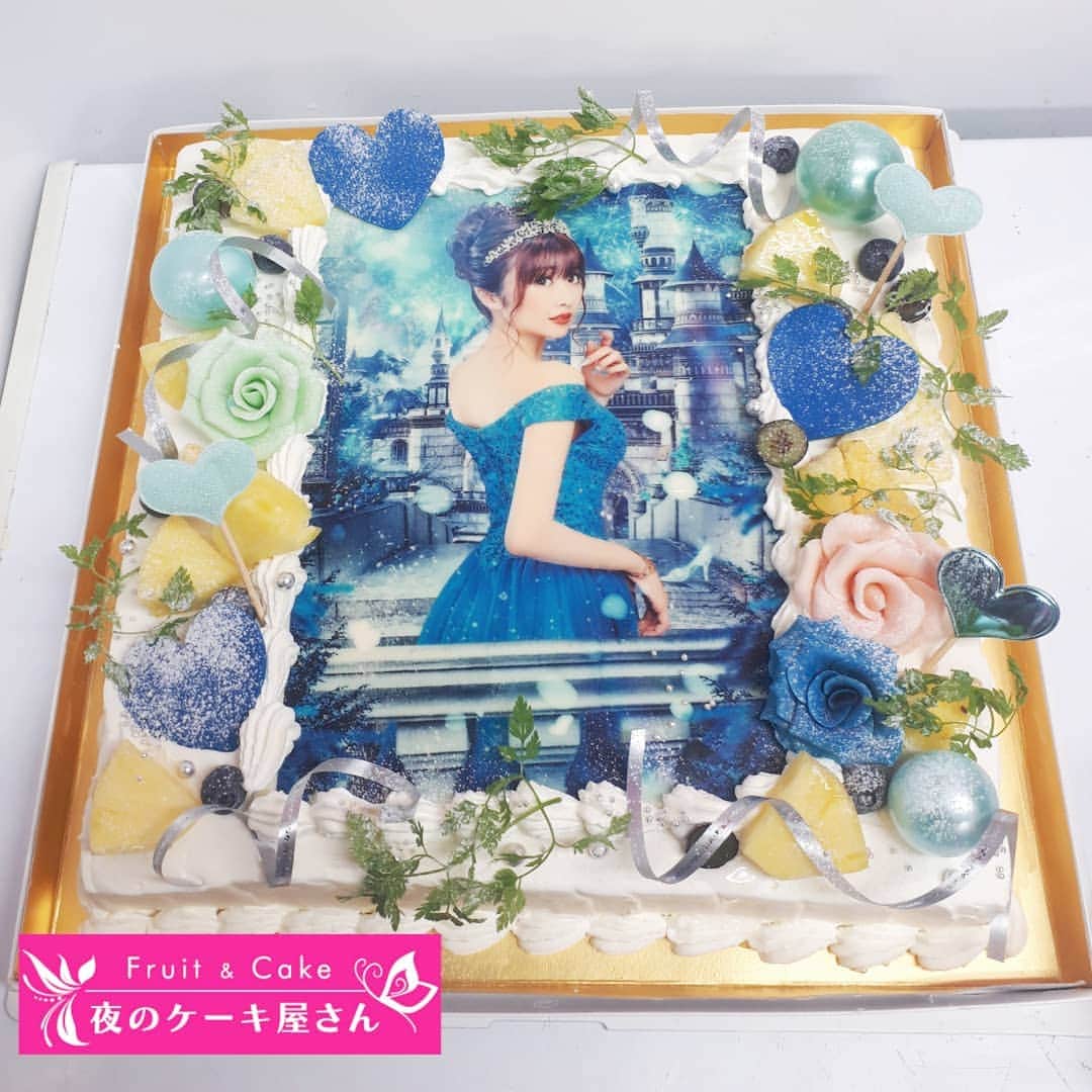夜のケーキ屋さん♥Juli　(エディブルフラワー協会) さんのインスタグラム写真 - (夜のケーキ屋さん♥Juli　(エディブルフラワー協会) Instagram)「FOURTY FIVEさん、10周年おめでとうございます🎉✨ @fourty_five_45 : えみりさん、響さん、いつもありがとうございます😳💓 @emiri_aizawa @ichijyo_hibiki : 夜のケーキ屋さんが出来た頃から、FOURTY FIVEさんにはいつもケーキを頼んでいただいて 何度も特別なケーキを作らせていただきました💓 : 夜のケーキ屋さんを始めた頃に、いつか愛沢えみりさんにケーキを作れたら嬉しいなぁって描いてた目標を、FOURTY FIVEさんやエミリアウィズさんが叶えてくれて✨ (初めて作れたケーキもスワイプすると出てきます😳エミリアウィズのワンピースをイメージして飾ったドールケーキ😢✨当時に、えみりさんのブログから画像保存して、今でも宝物の画像です💓) : えみりさんの引退式のケーキもハイライトにまとめています😳✨ 歌舞伎町をこえてたくさんのチャンスをいただきました😳💓 : これからも歌舞伎町の最前線のFOURTY FIVEさんのケーキをたくさん作れるように😳、 かわいいケーキをもっと勉強します🙏🎂 : #ありがとうございます 💗 #夜のケーキ屋さん」11月20日 16時13分 - juli_sasa