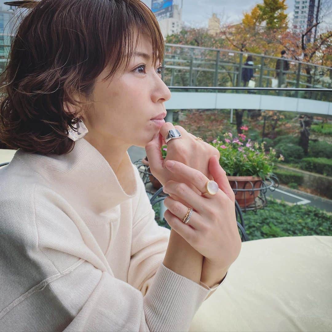 畑野ひろ子のインスタグラム：「今日は、マネージャーと打ち合わせ😌  @mariha_official のムーンストーンのリング。シルバーをつける事が多かったけど、最近は、シルバーとゴールドをミックスした雰囲気がお気に入り❤️ 最近発売した、　@mariha_official のチェーンリングも重ねて付けたり楽しみがいっぱい😊 今日は、　@wakanozawa の @hereiam.official の白ニットのセットアップ😆」