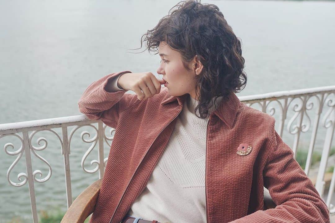 のインスタグラム：「LA VAGABONDE 💌⁠⠀ Comme notre héroïne, on s’abandonne au rêve … ⁠⠀ ⁠⠀ Pssst … une jolie surprise sur notre site & en boutiques ! Connectez-vous pour en profiter ✨⁠⠀ ⁠⠀ #despetitshauts #despetitshautsaddict #despetitsmoments #lavagabonde #lavieenplusjoliedepuis20ans #lavieenplusjolie」