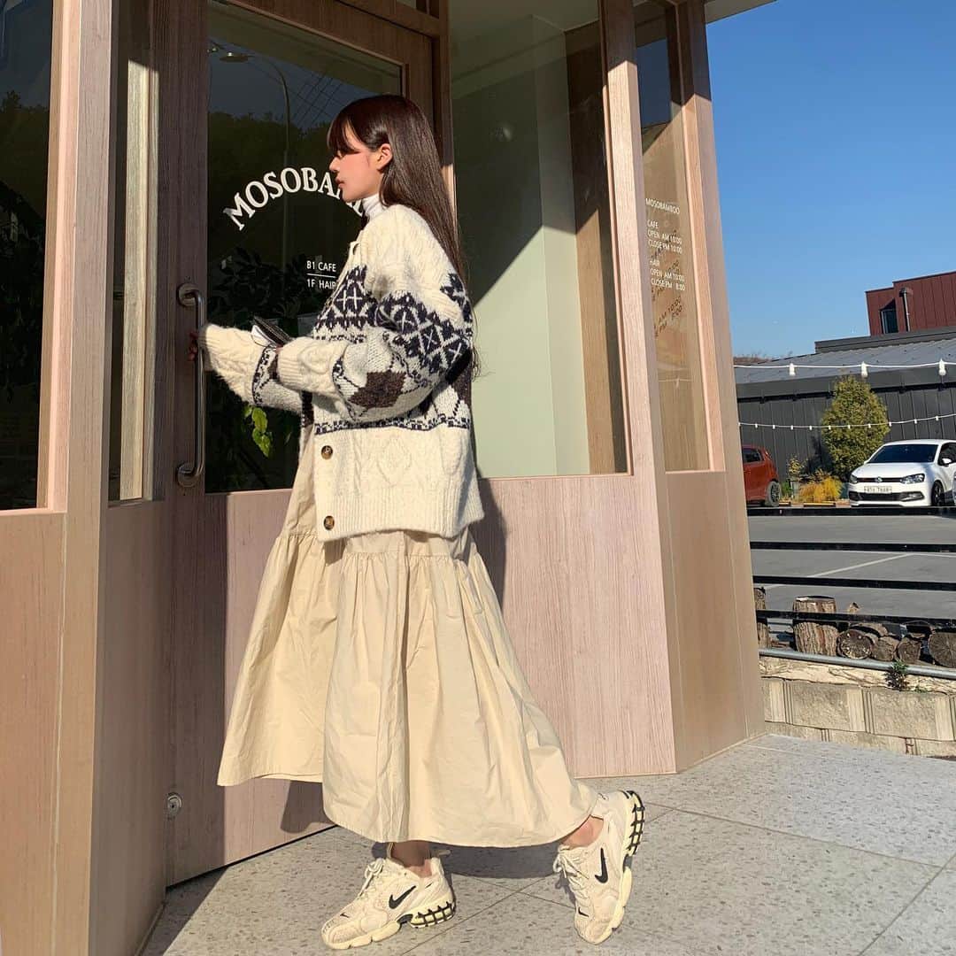 ユン・アラのインスタグラム：「2차 공구 오픈했어요 ! 20,21,22 딱 3일간만 진행합니다  요번 공구는 포그니 니트 가디건이랑  코듀로이 원피스 주폭 예상 합니다 🌈🌈✨ 포그니 니트는 남자친구와 커플로 입어주어도 완벽 그 자체에요 🤍  같은 디자인에 더 저렴한 제품이 있다면,  속지마세요! 요 가디건은 두꺼움이 달라요 입어보시면 아마 단번에 반하실거에요 ♡  문의는 카카오채널 @aramood 로 부탁 드려요! 구매링크는 프로필에 있습니다 🌼」