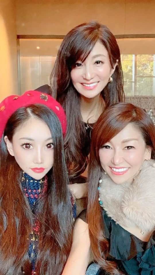 のインスタグラム：「ゆっきぃ&まゆみんと至福のアフタヌーンティータイム🥂💕  @yukinko_710  @mayu_min333   #afternoon #afternoontea  #女子会 #美魔女 #美女 #nicolaibergmann  #ニコライバーグマン  #flowers  #flower  #フラワー #sweets #スイーツ #fourseasonshotelkyoto  #フォーシーズンズホテル京都  #belleepoque  #ベルエポック #champagne #シャンパン #期間限定 #テラス #日本庭園 #至福」