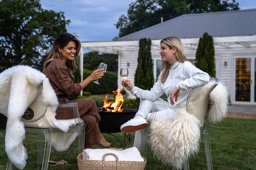 RJMStyleのインスタグラム：「Endless hours relaxing fireside with Tasmanian wines and cheese 🧀 🍷」