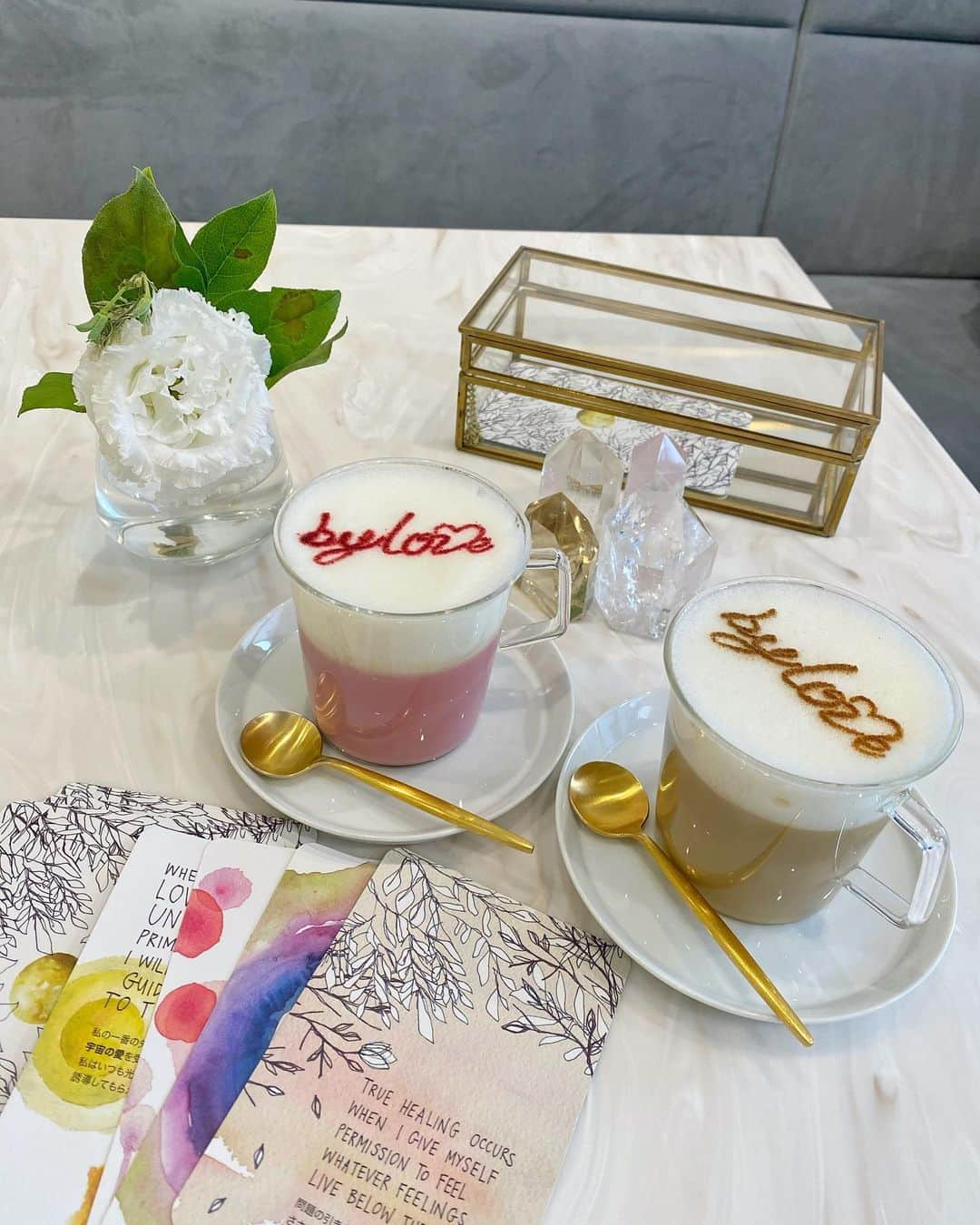 ゆかちんさんのインスタグラム写真 - (ゆかちんInstagram)「穴場でオシャレなカフェ見つけちゃった☕*°﻿ ﻿ ﻿ ﻿ ストーリーに載せたらどこですか？ って﻿質問が多かったですが、﻿ まさかの六本木と西麻布の間なんです💗😋🍹﻿ ﻿ ﻿ ﻿ @cafebylove  ﻿ ﻿ 静かでオシャレな店内﻿で雰囲気もよくて とても過ごしやすかったです🍀﻿✩.*˚ オーガニック、無添加なものを使用している メニューが多くて身体にもいいし スムージーもすごく美味しかった😍💐❤  ﻿ ﻿ ﻿ オシャレ過ぎて写真沢山撮ったので﻿ 近々もうひとつ投稿する予定✨💎﻿ 人気が出て混み合う前に行ってみてね❤ ﻿ ﻿  ﻿ #vegancafebylove﻿ #西麻布カフェ  #西麻布ランチ #六本木 #六本木グルメ #六本木カフェ#ヴィーガンカフェ #東京カフェ #銀座カフェ ﻿ #スムージーボウル#オーガニック #可愛くてヘルシー﻿ #広尾カフェ #恵比寿カフェ #表参道﻿ #代官山カフェ #恵比寿カフェ﻿ ﻿#カフェ巡り #映えカフェ #表参道カフェ ﻿ #カフェスタグラム #カフェ好き #映え﻿ #映えスポット#インスタ映え#渋谷カフェ﻿ #カフェ好きな人と繋がりたい ﻿ #オシャレさんと繋がりたい﻿ #cafe #cafestagram #nishiazabu」11月20日 16時22分 - y__chan___