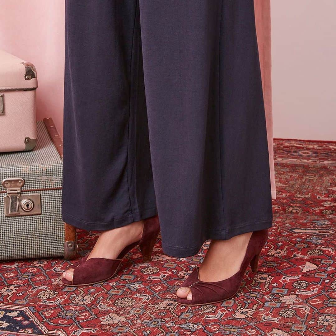 のインスタグラム：「De jolis souliers … à porter pour déambuler dans son salon 😉🙈⁠⠀ ⁠⠀ #despetitshauts #despetitshautsaddict #despetitsmoments #lavagabonde #chaussures #souliers #shoes #lavieenplusjoliedepuis20ans #lavieenplusjolie」