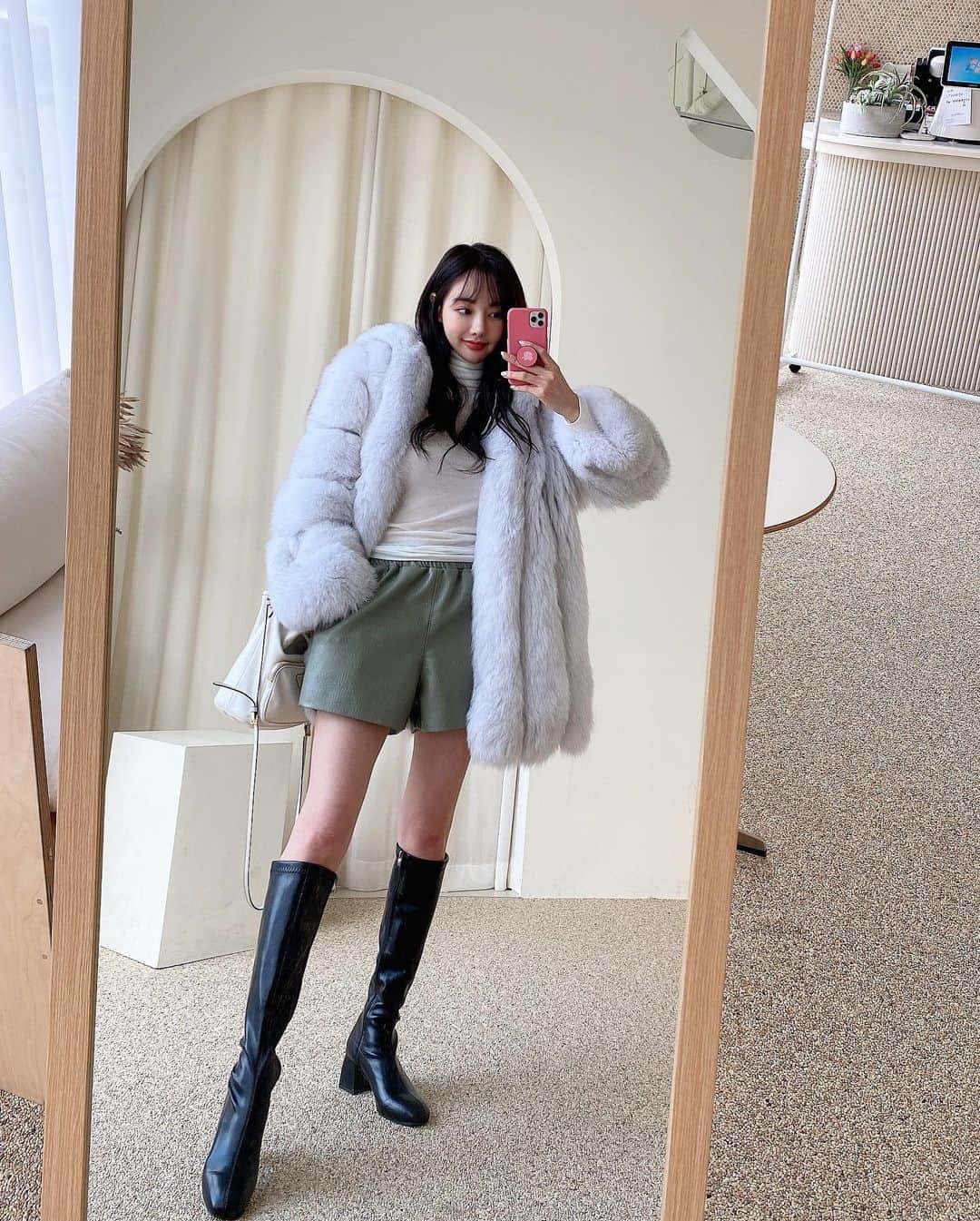Hyemiさんのインスタグラム写真 - (HyemiInstagram)「이거 입구 촬영 갔더니 한겨울엔 뭐 입을꺼냐며 ㅋㅋ 지금이 한겨울인걸요 너무 춥다 🥶🥶  #모델 #피팅모델 #촬영 #오오티디」11月20日 16時26分 - hinzajoa